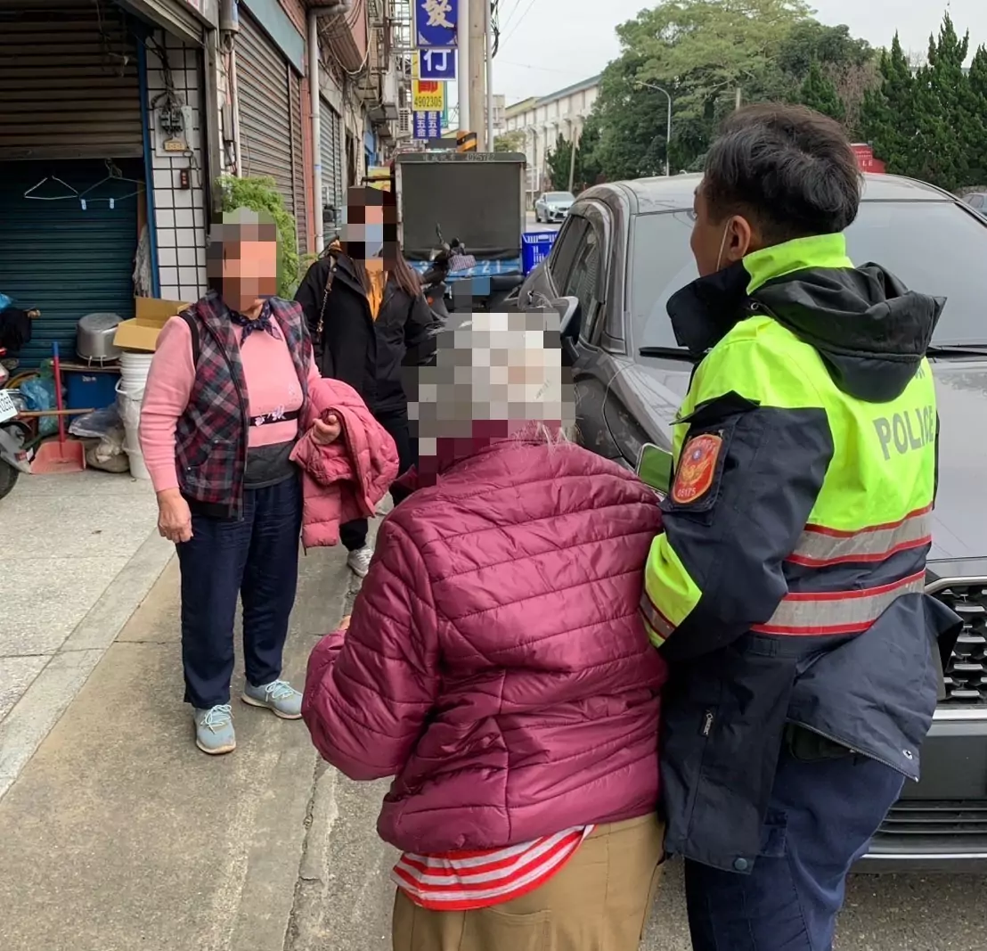 失智婦「想家」偷溜出門 楊梅警及時伸援 失智婦「想家」偷溜出門 楊梅警及時伸援