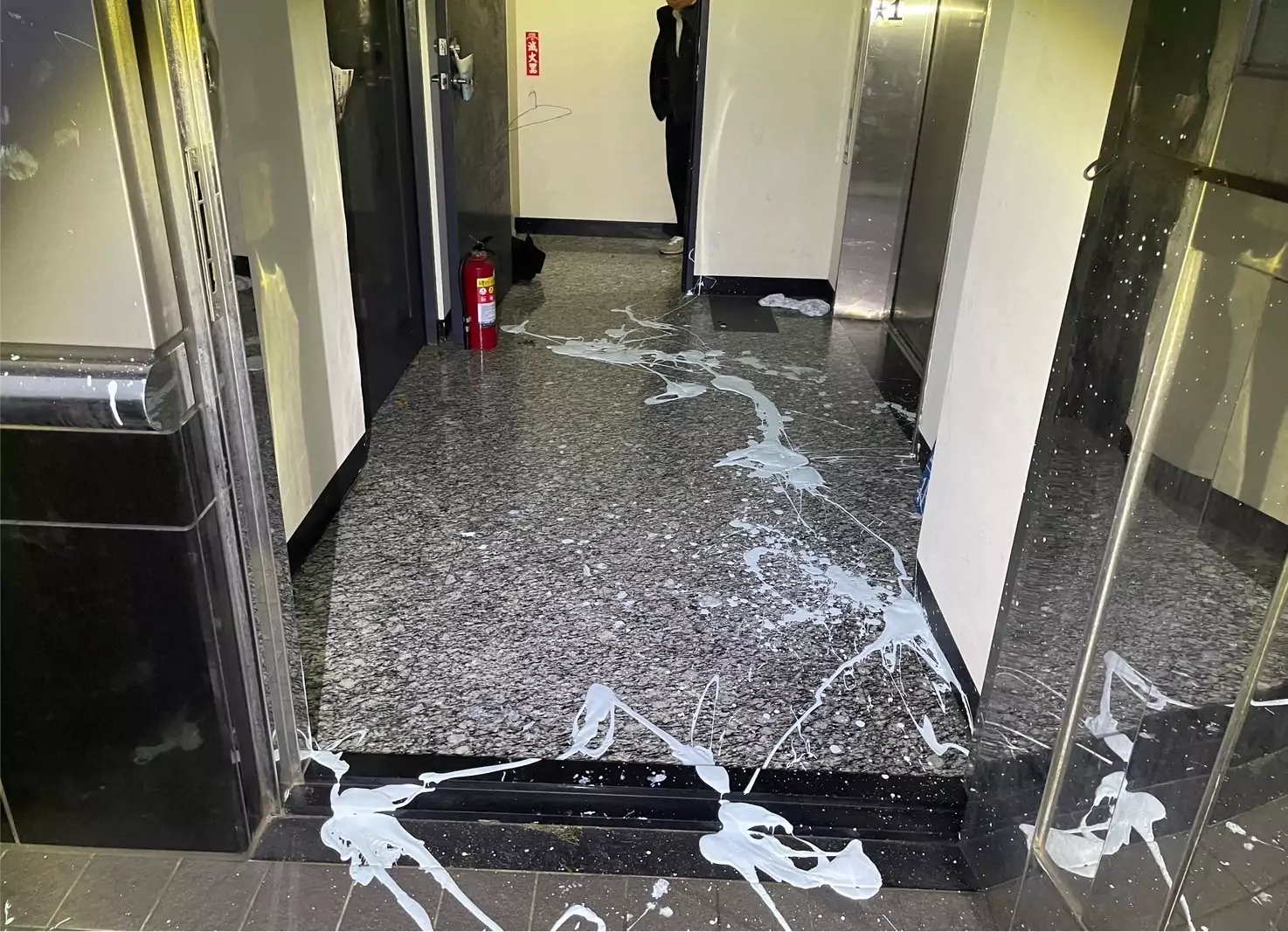 產險公司聖誕節遭潑漆 楊梅警調電眼抓人 產險公司聖誕節遭潑漆 楊梅警調電眼抓人