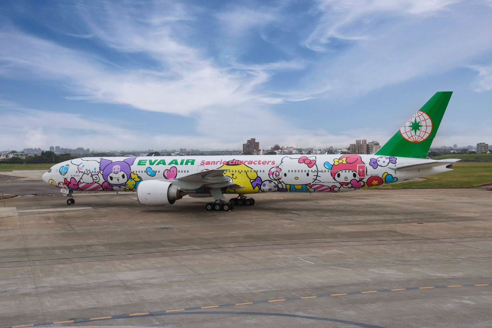 與三麗鷗明星暢遊花都 長榮航空Hello Kitty「糖果機」甜蜜亮相 S 83976215