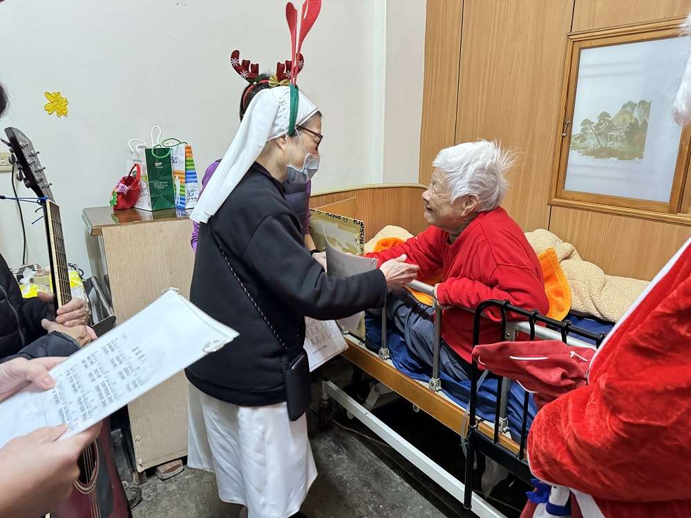 醫師化身聖誕老人 聖保祿醫為臥床病患獻佳節祝福 S 96043150