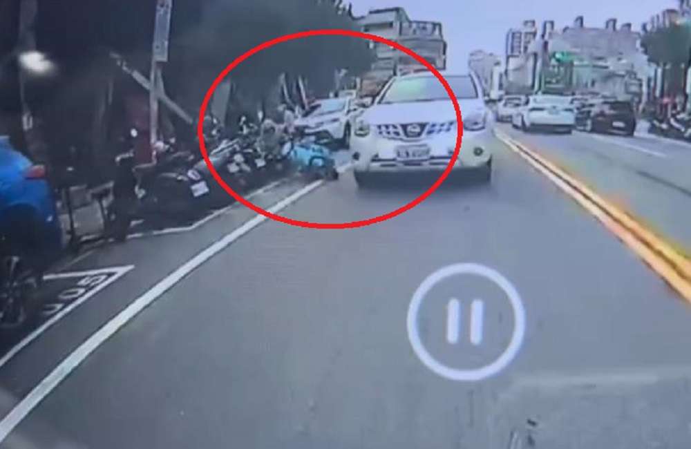 【有片】機車騎士慘遭車門擊落 網友怒:根本就是謀殺 a221