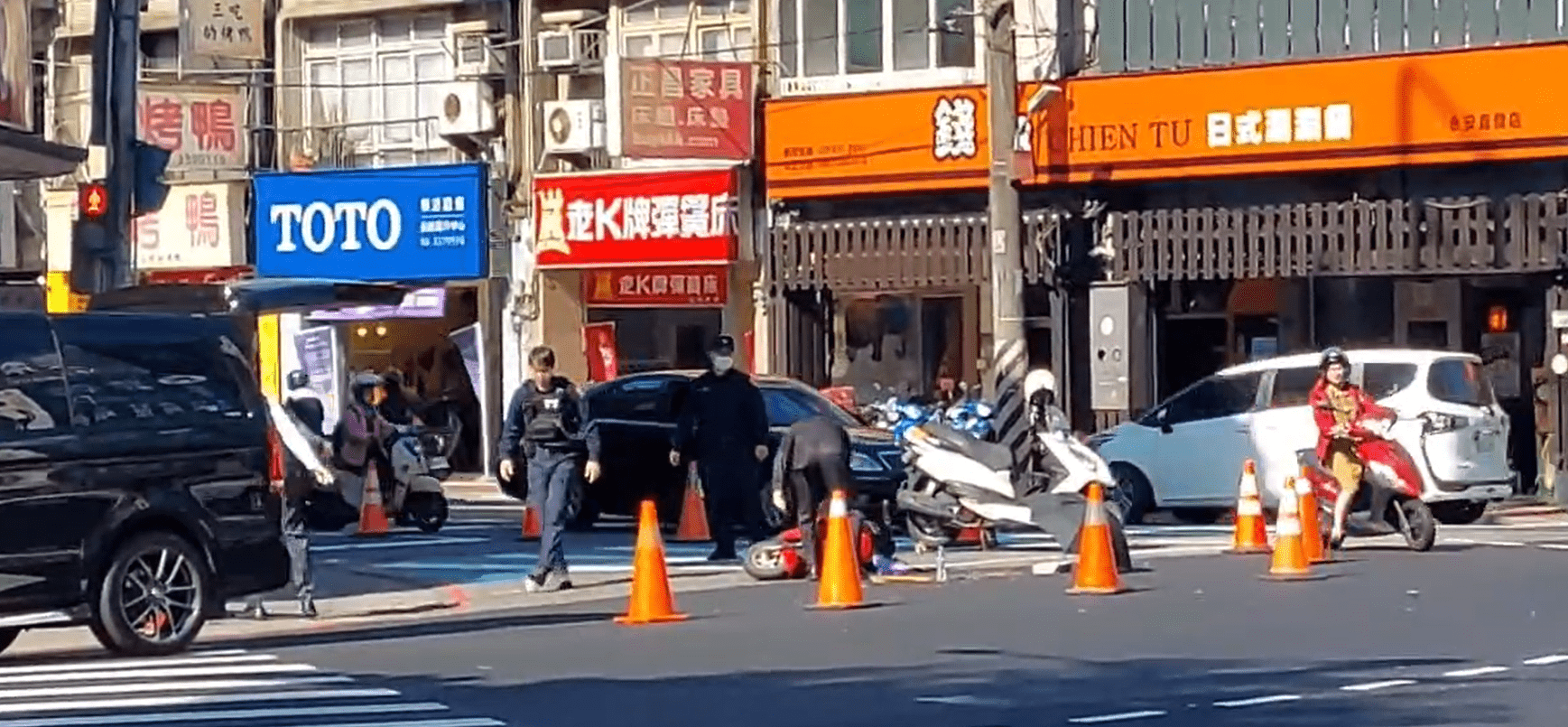 桃園死亡車禍!大貨車、微電車碰撞 騎士當場倒地亡 ff5w5