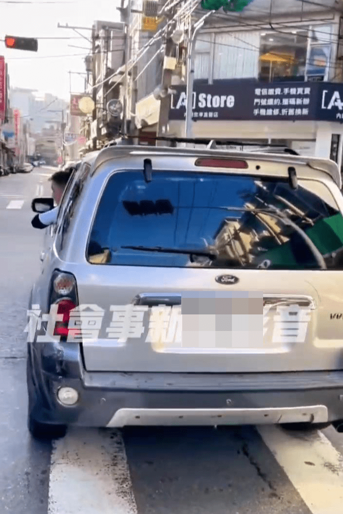 【有片】車停斑馬線被提醒 駕駛惱羞動怒還闖紅燈 g65g45e4gf5