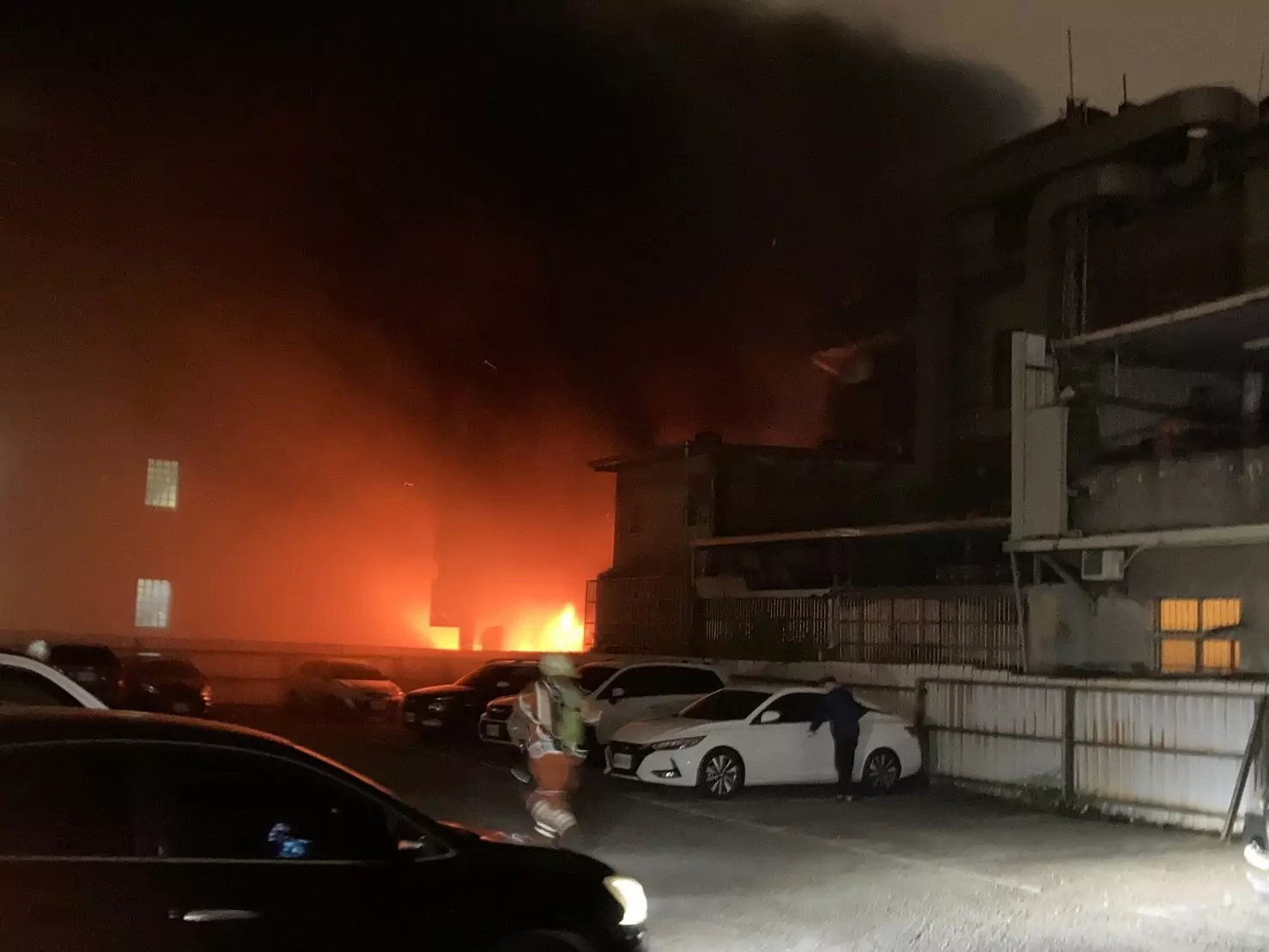 中壢鐵皮屋火警 9台汽機車燒毀 中壢鐵皮屋火警 9台汽機車燒毀