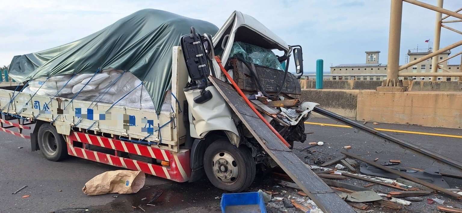 台61大型車連環撞!小貨車慘成廢鐵 1死3送醫搶救 image 6609433225579417814