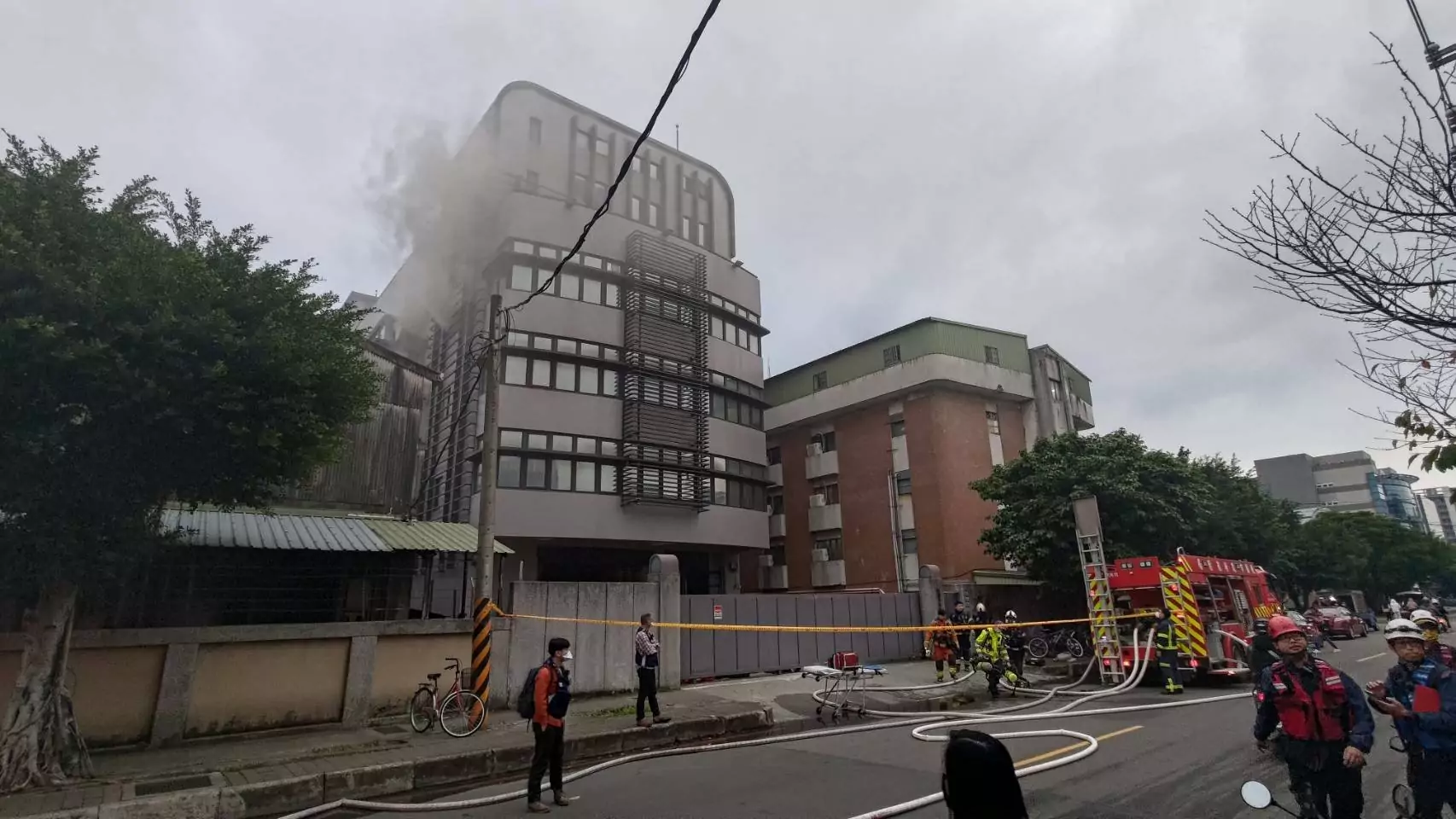 桃園工廠清晨火警 倉庫狂竄濃煙 桃園工廠清晨火警 倉庫狂竄濃煙