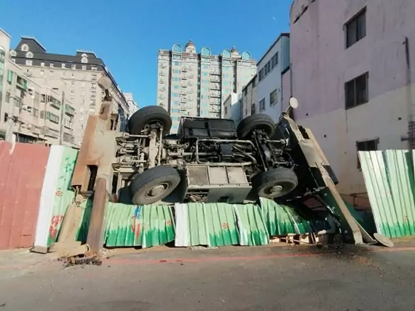 平鎮工地發生起重機翻覆導外 勞檢處籲做好這些事加強防範 平鎮工地發生起重機翻覆導外 勞檢處籲做好這些事加強防範