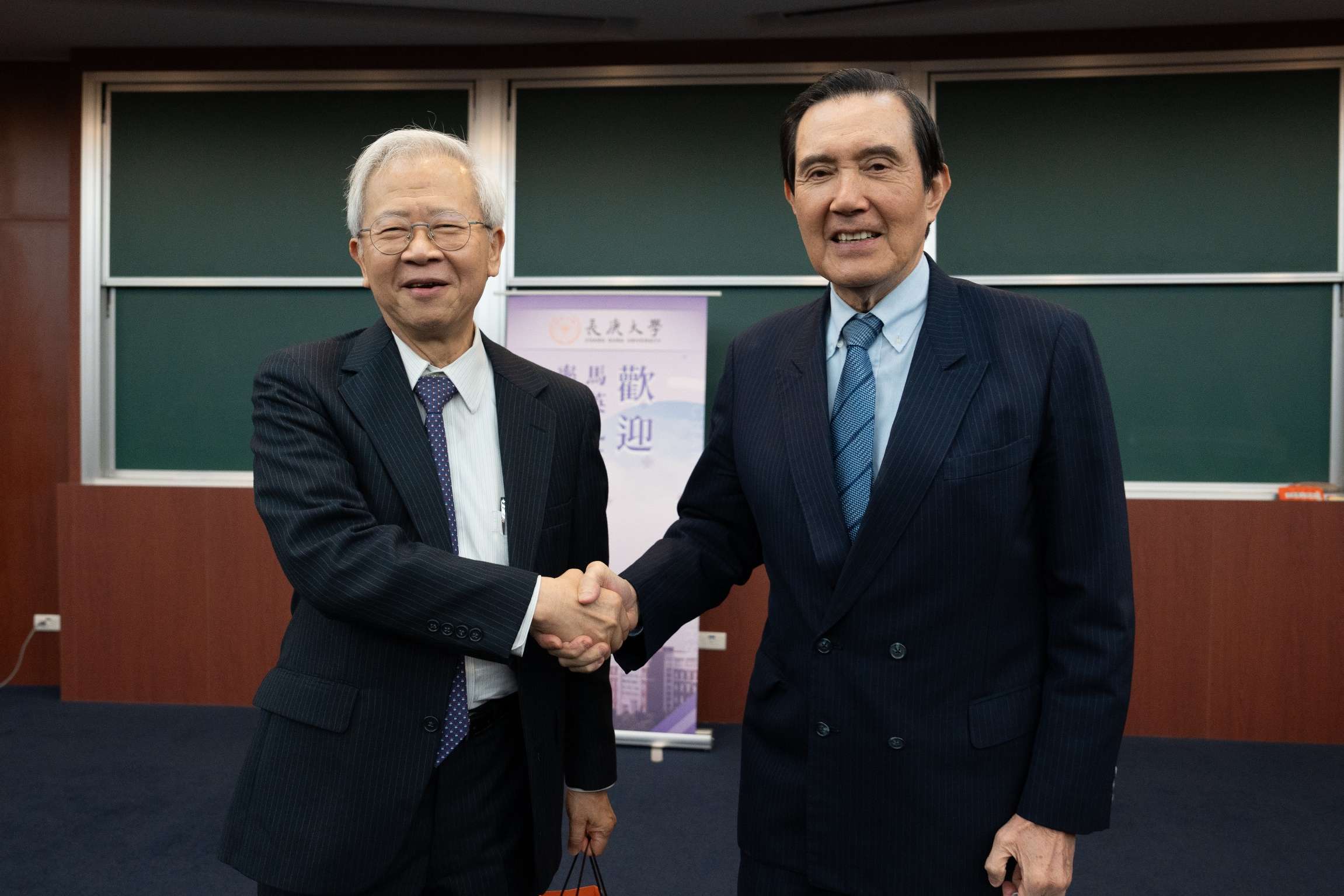 馬英九基金會邀陸生團赴長庚大學交流 學生爭睹馬龍、楊倩風采 圖3 湯明哲校長與前總統馬英九先生互贈禮物 0