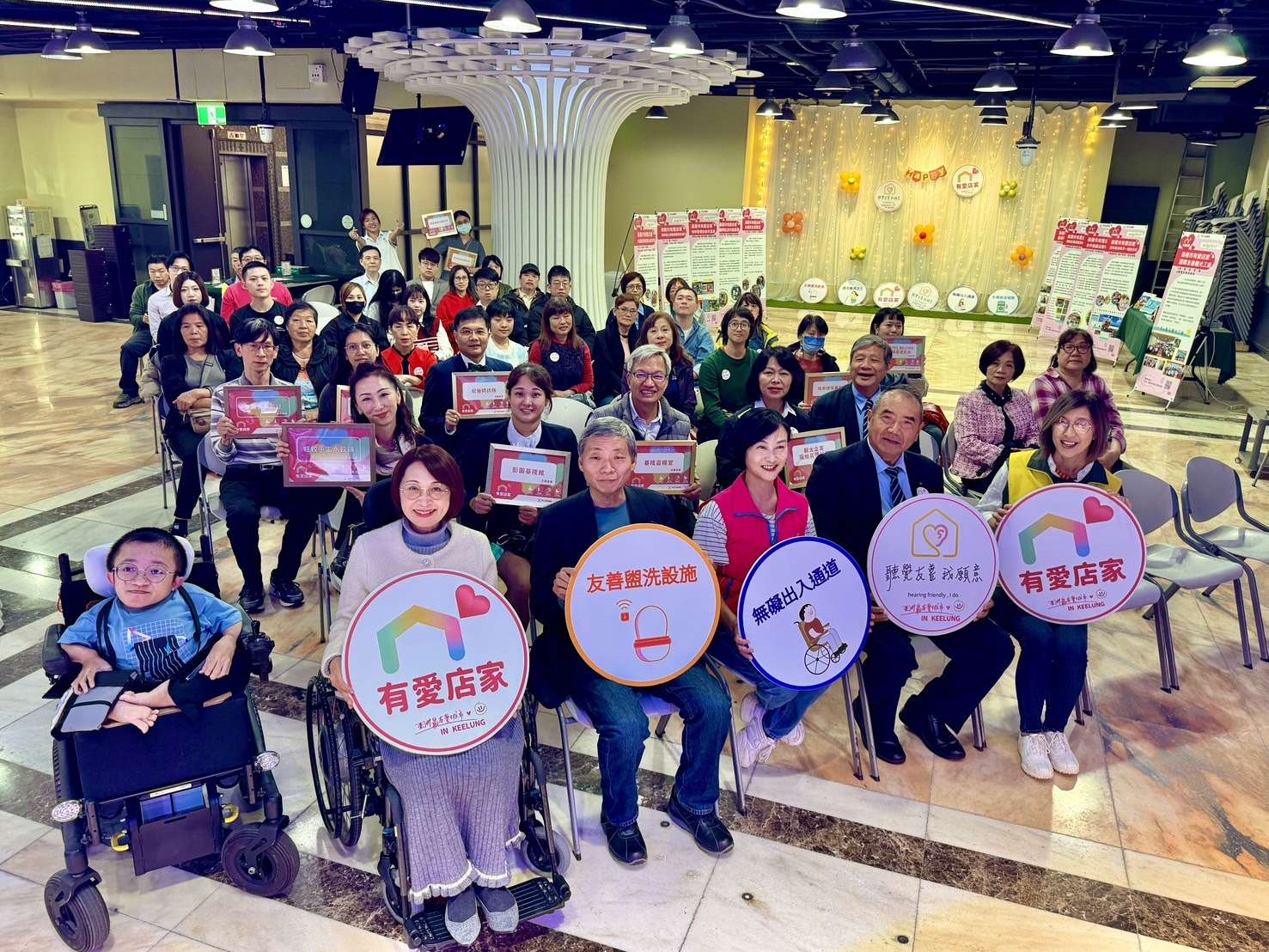 基隆市政府社會處楊玉欣處長、基隆市政府駱文章簡任秘書、基隆市議會何淑萍議員，與11
