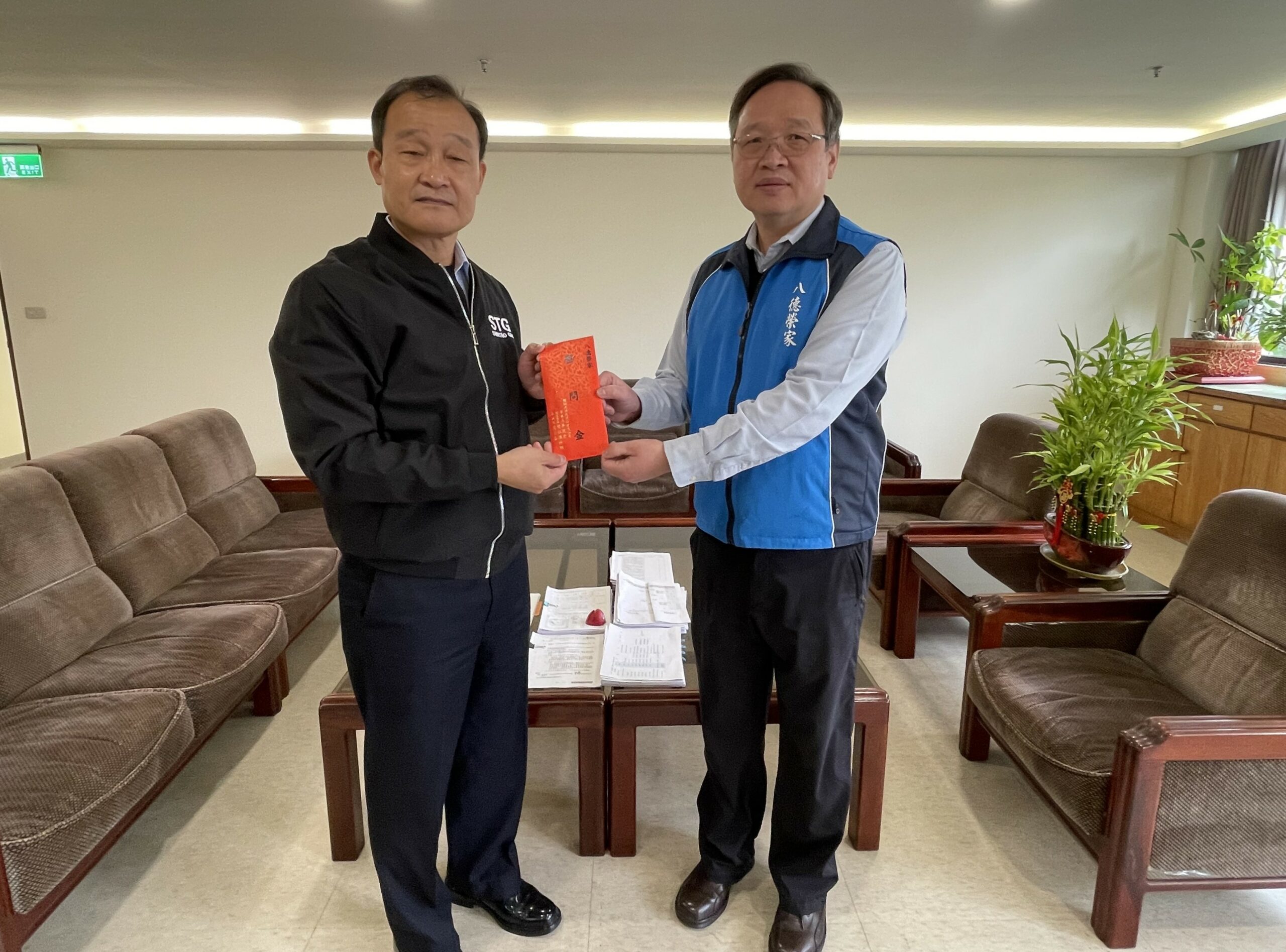 感念榮民貢獻 欣桃天然氣捐加菜金關懷八德榮家住民 欣桃天然氣公司董事長房茂宏左致贈八德榮家春節加菜金 由家主任酆世俊右代表受贈 scaled