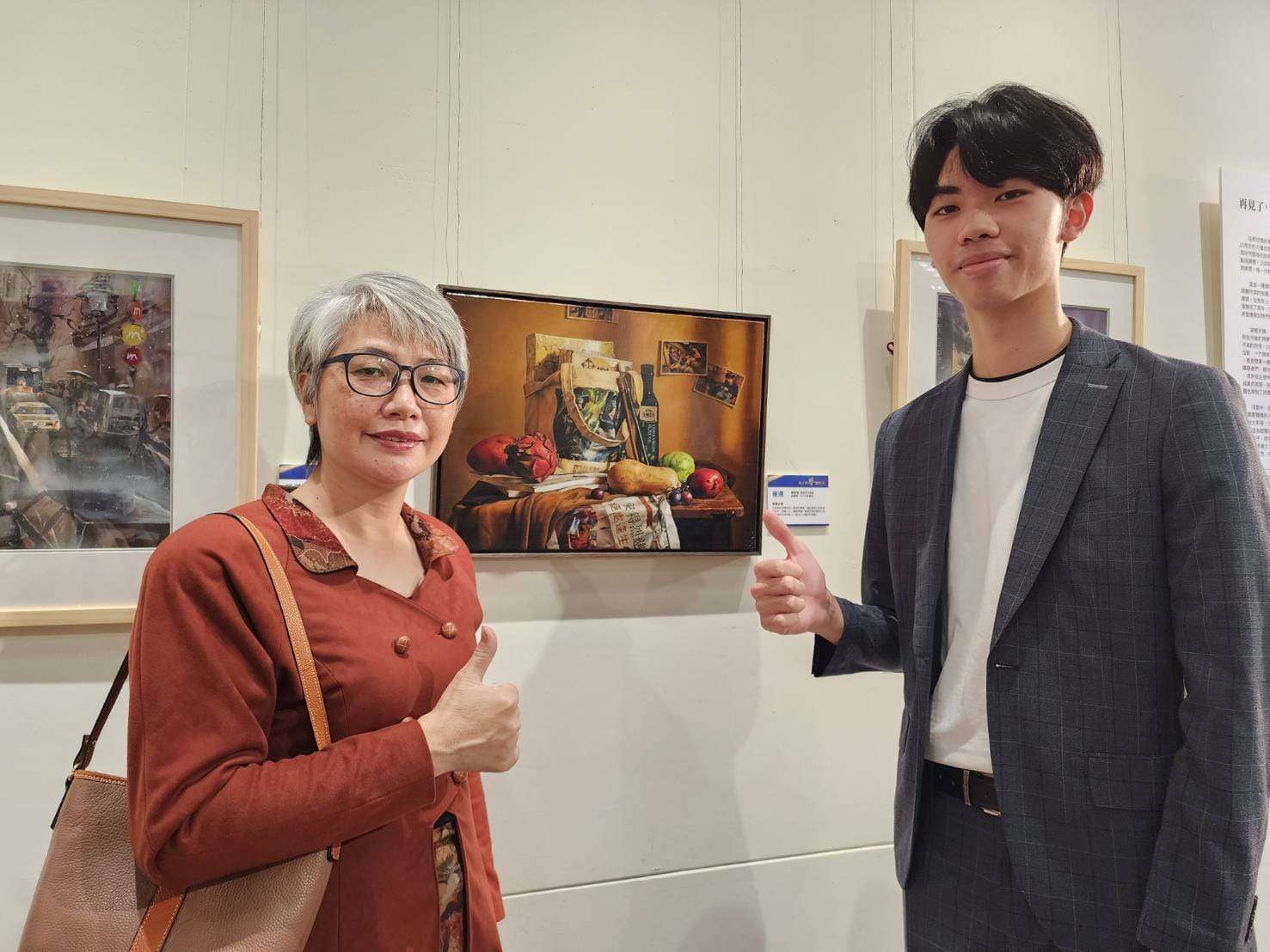 安得烈慈善協會舉辦全國學藝競賽 即起展出80件優秀作品 繪畫類10 12年級組五度獲獎的陳同學開心與母親合影
