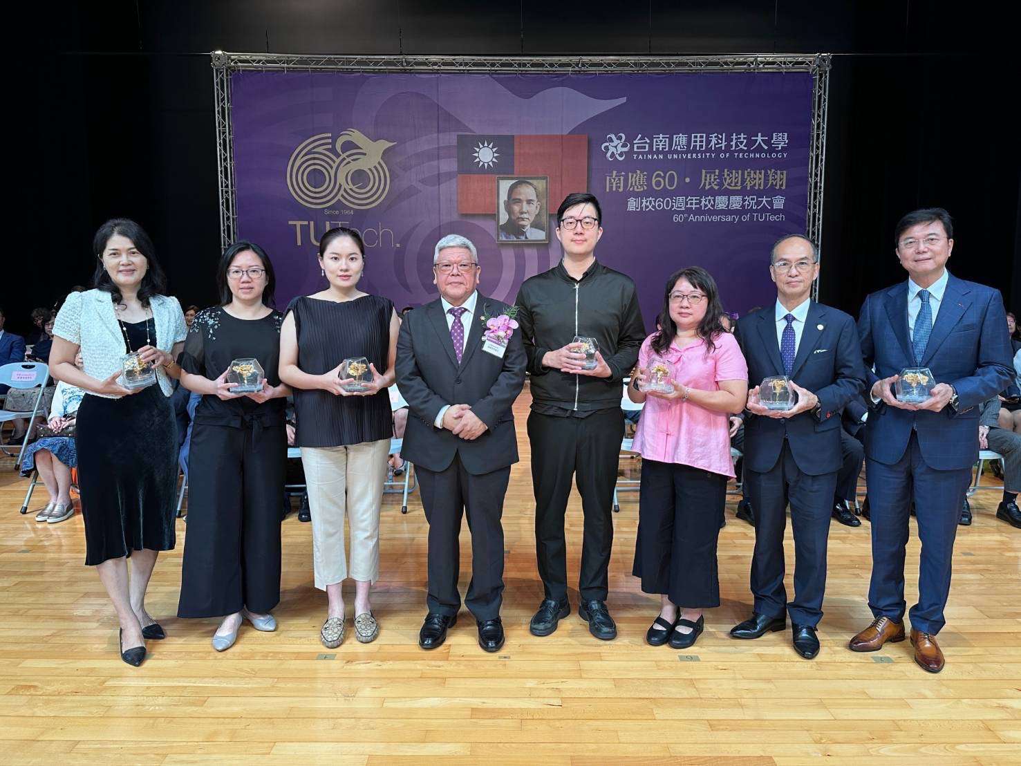 深耕美容教育有成!詩嫚特榮獲南應大60週年校慶『優質廠商獎座』 許經理授證