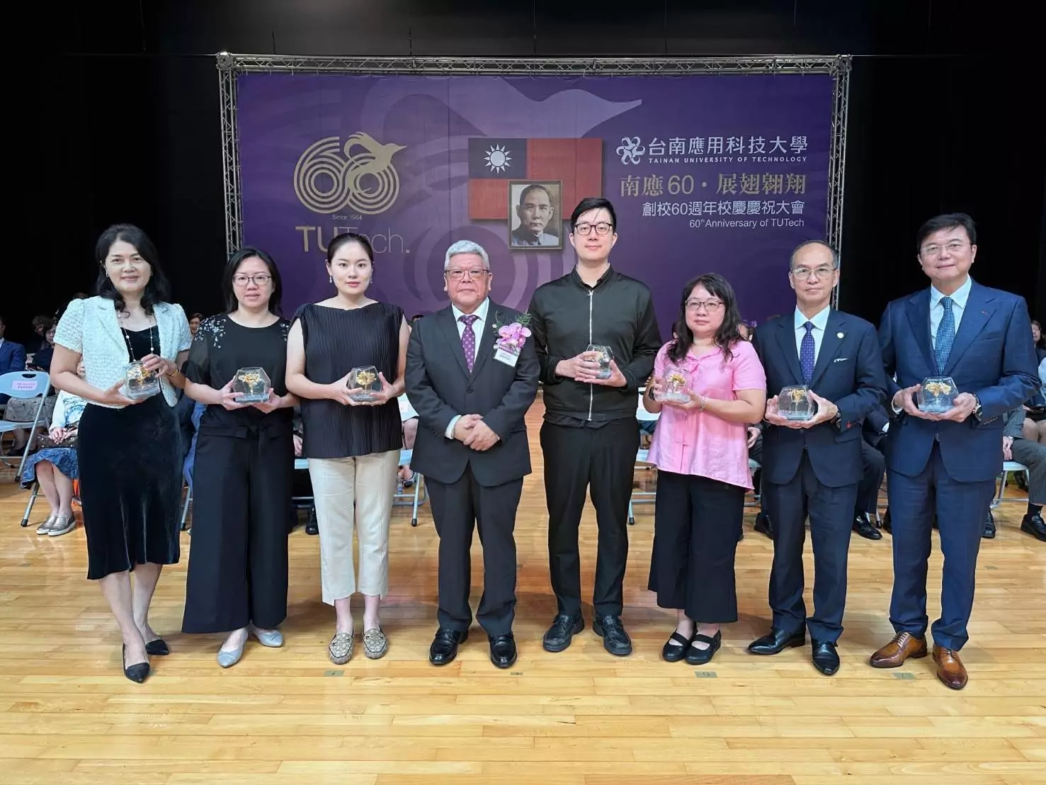 深耕美容教育有成!詩嫚特榮獲南應大60週年校慶『優質廠商獎座』 許經理授證
