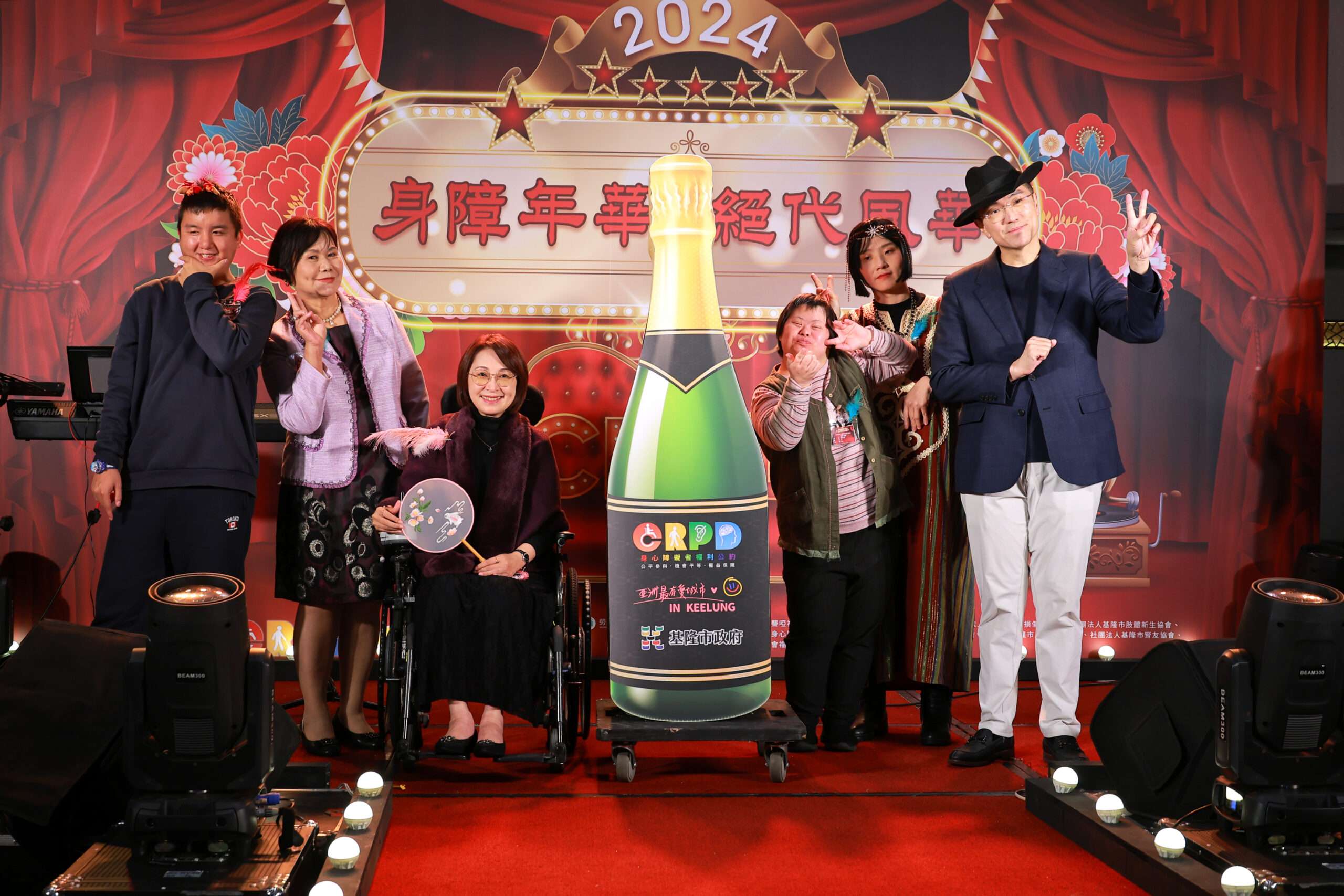 謝國樑市長與身心障礙者一起啟動身障舞會。圖／基隆市政府社會處提供。 0 scaled