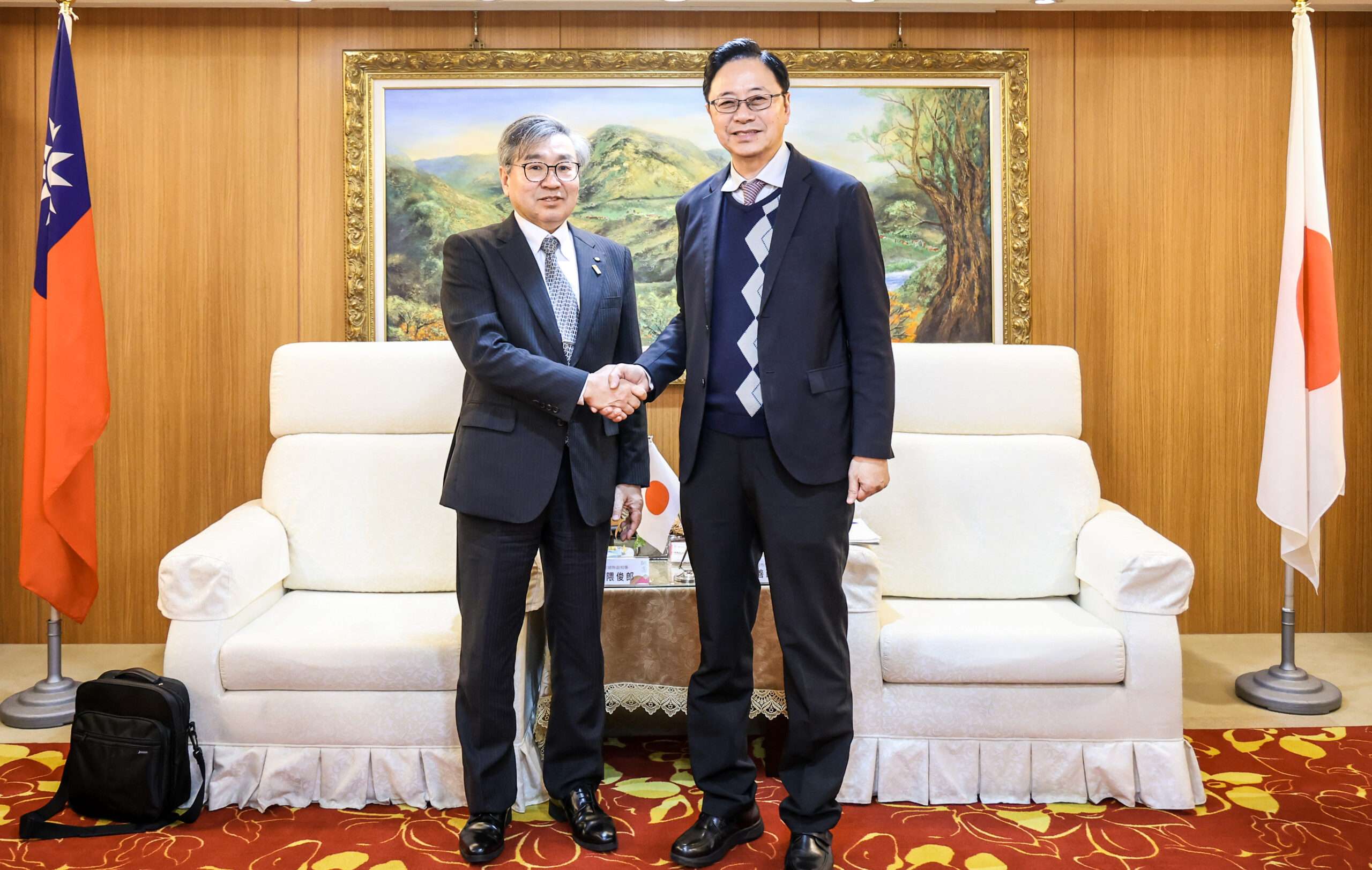 張善政與宮崎縣副知事會面 聚焦教育、體育交流 雙方握手致意 0 scaled
