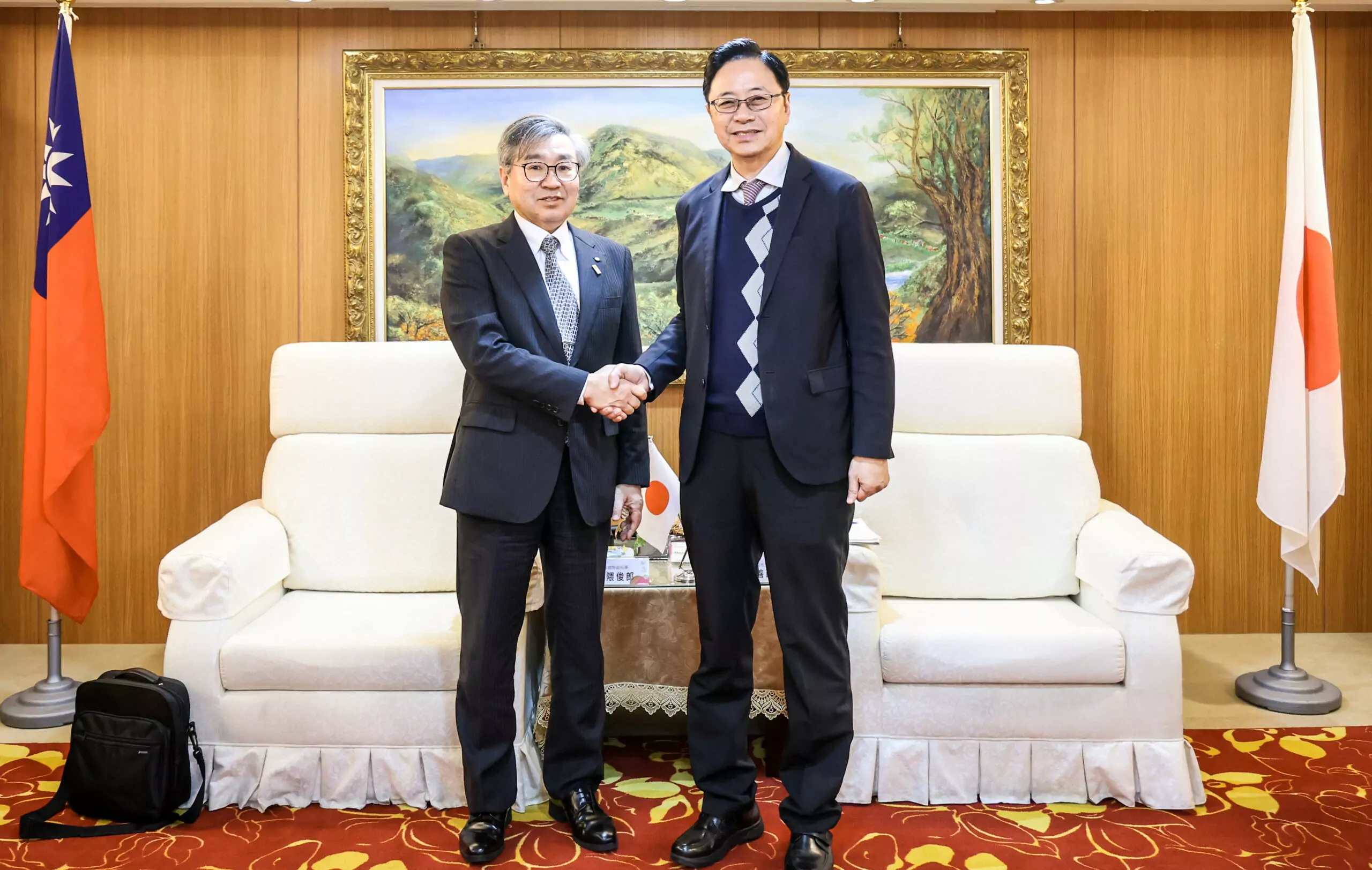 張善政與宮崎縣副知事會面 聚焦教育、體育交流 雙方握手致意 0 scaled