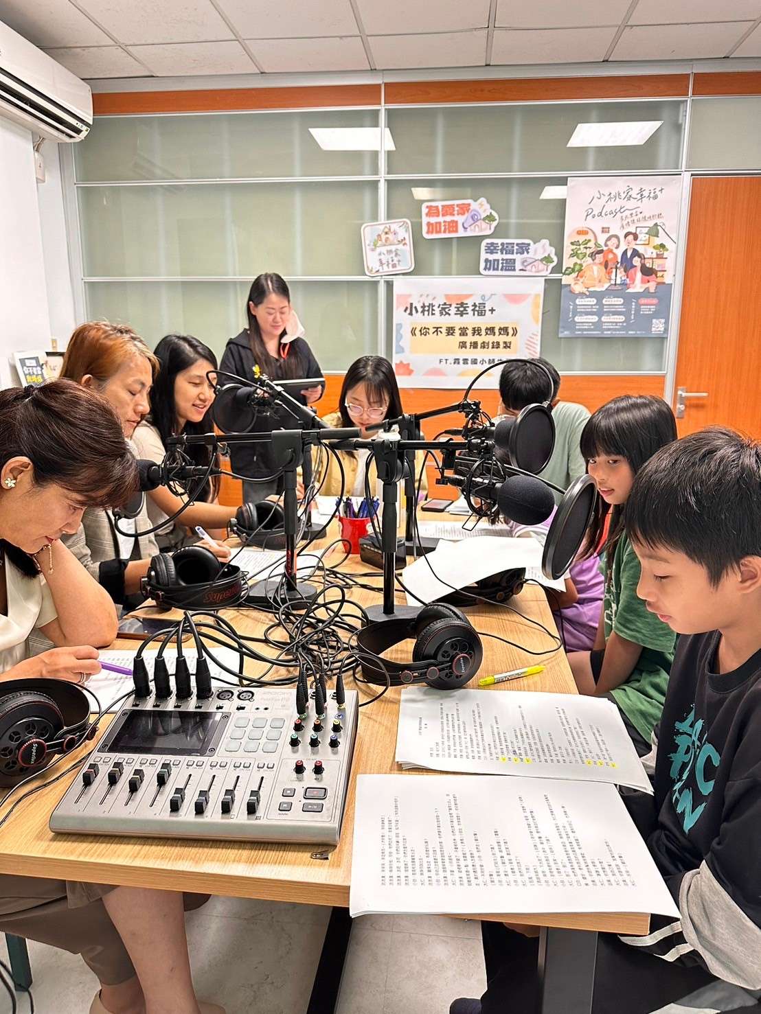 桃園家庭教育中心推「時光小學」廣播劇 學童用聲音描繪動人故事 霞雲國小錄製廣播劇