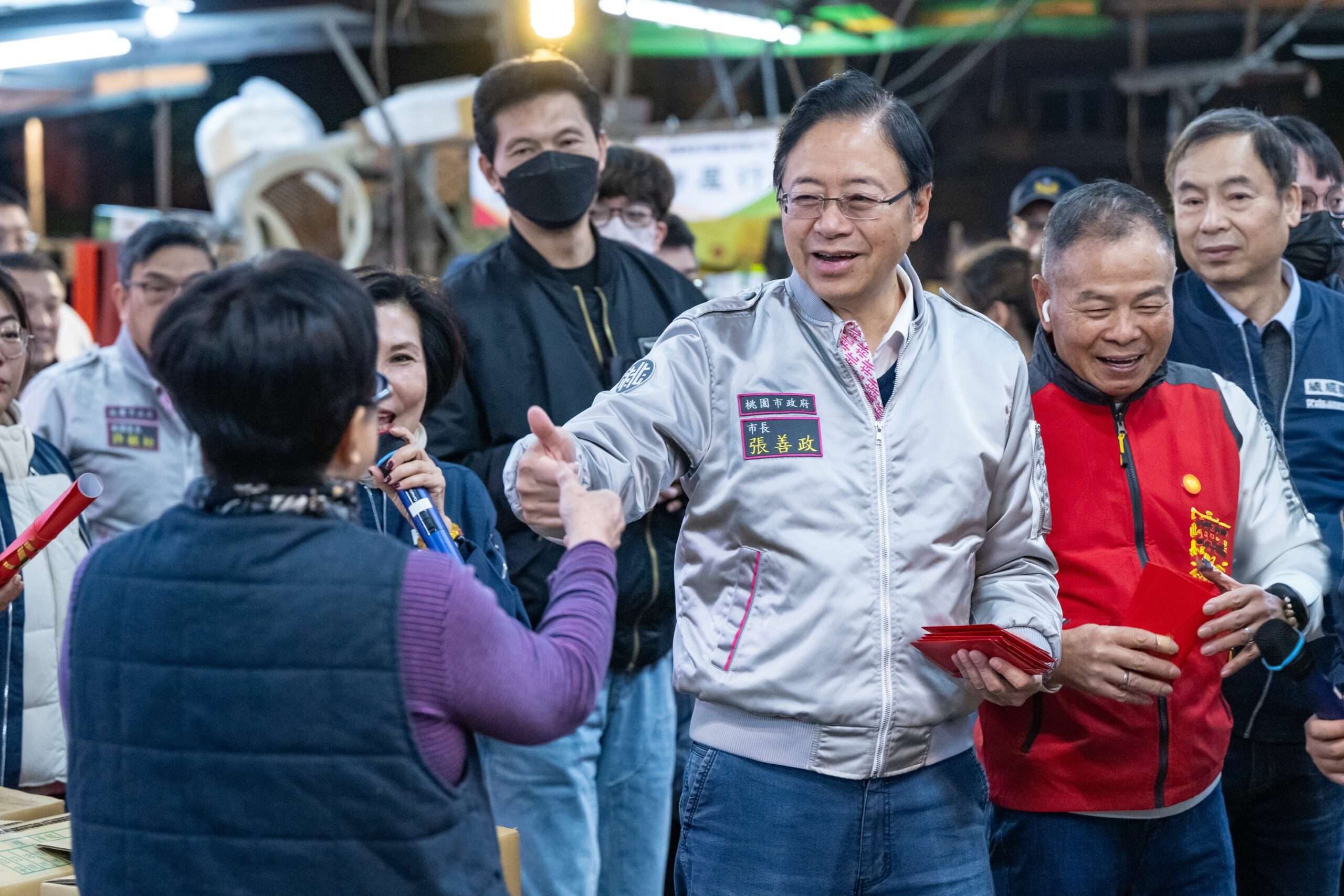 張善政清晨巡市場拜早年 發春聯、福袋感謝工作人員付出 02bbbec4 ce85 47e1 b8ba cde88f7e0f9e scaled