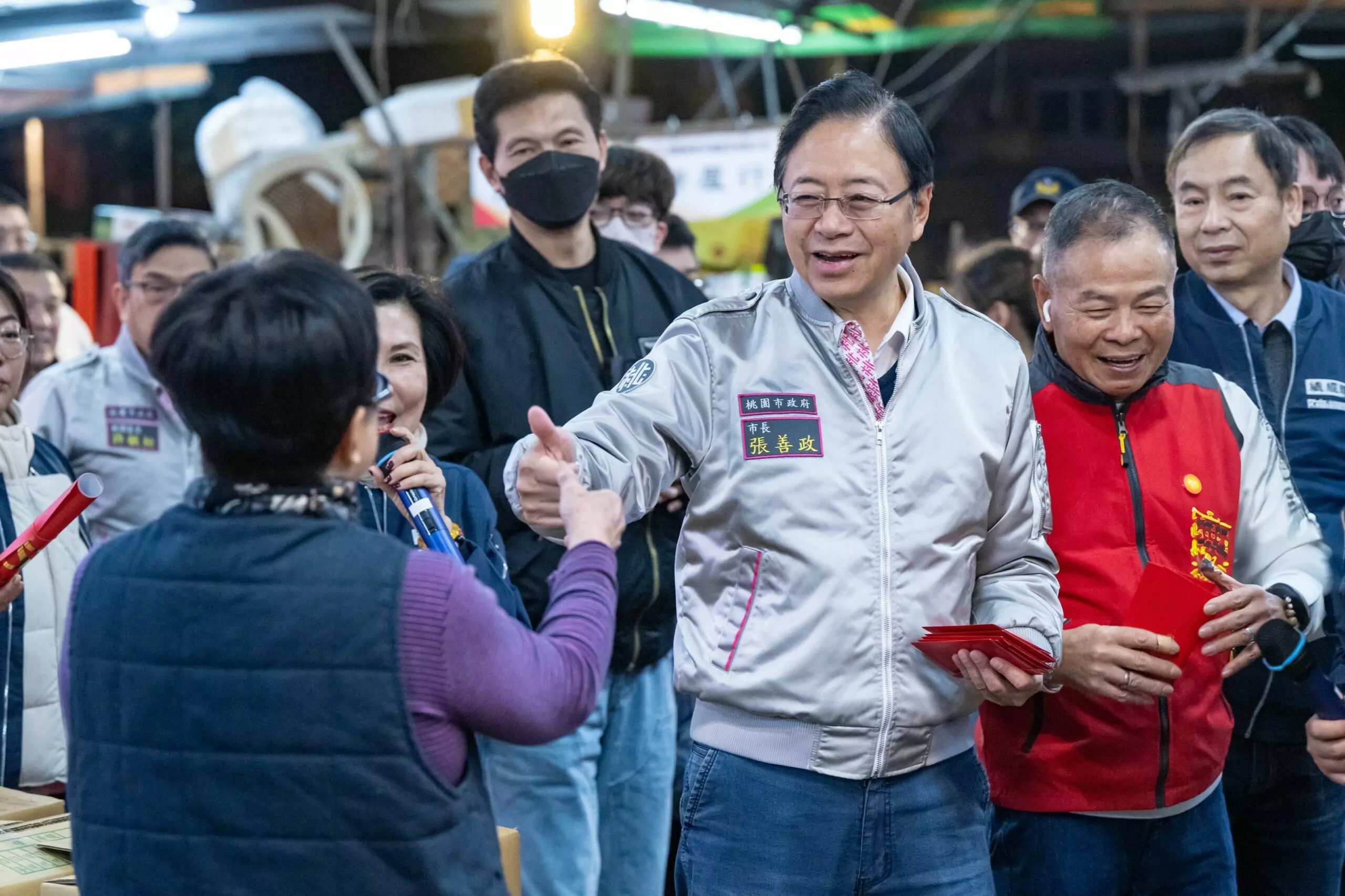 張善政清晨巡市場拜早年 發春聯、福袋感謝工作人員付出 02bbbec4 ce85 47e1 b8ba cde88f7e0f9e scaled
