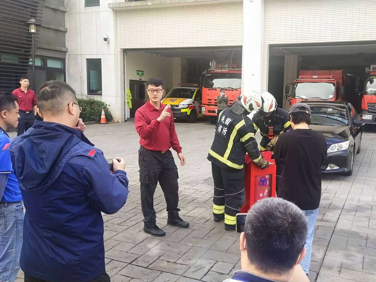 企業捐這項救災利器 強化桃消坪頂分隊電動車火警應變 1000394 0