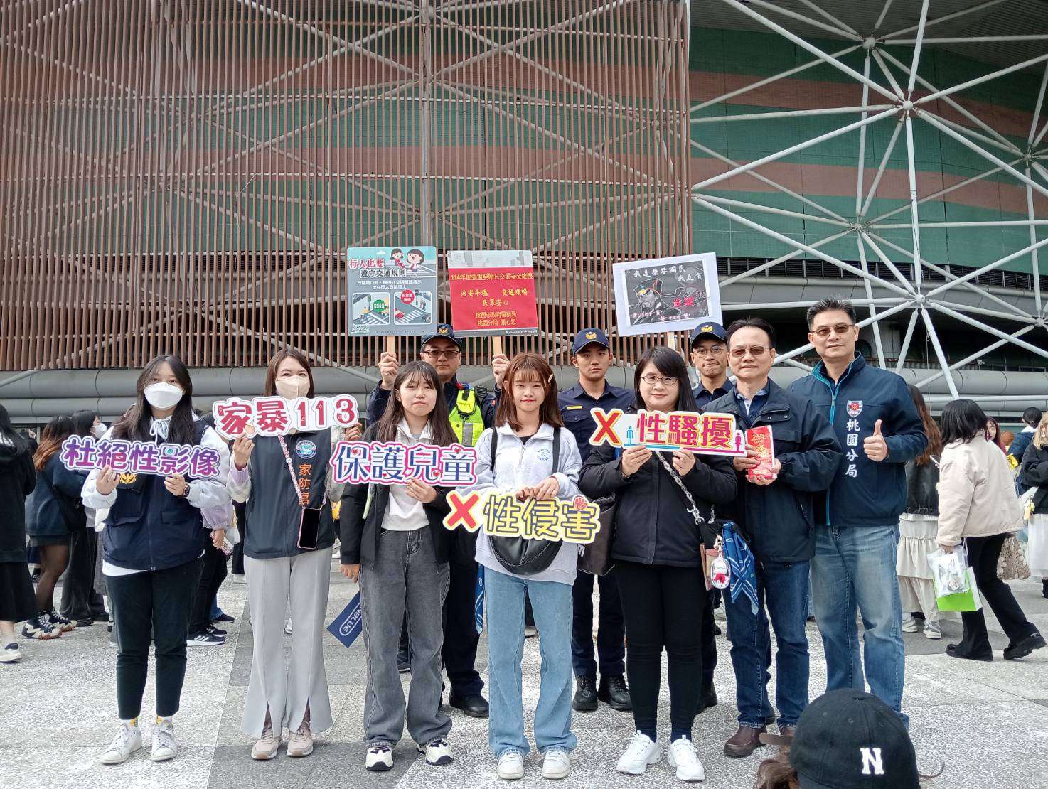 韓團「FNC」桃園開唱 警方宣導識詐與交通安全 1014306 0