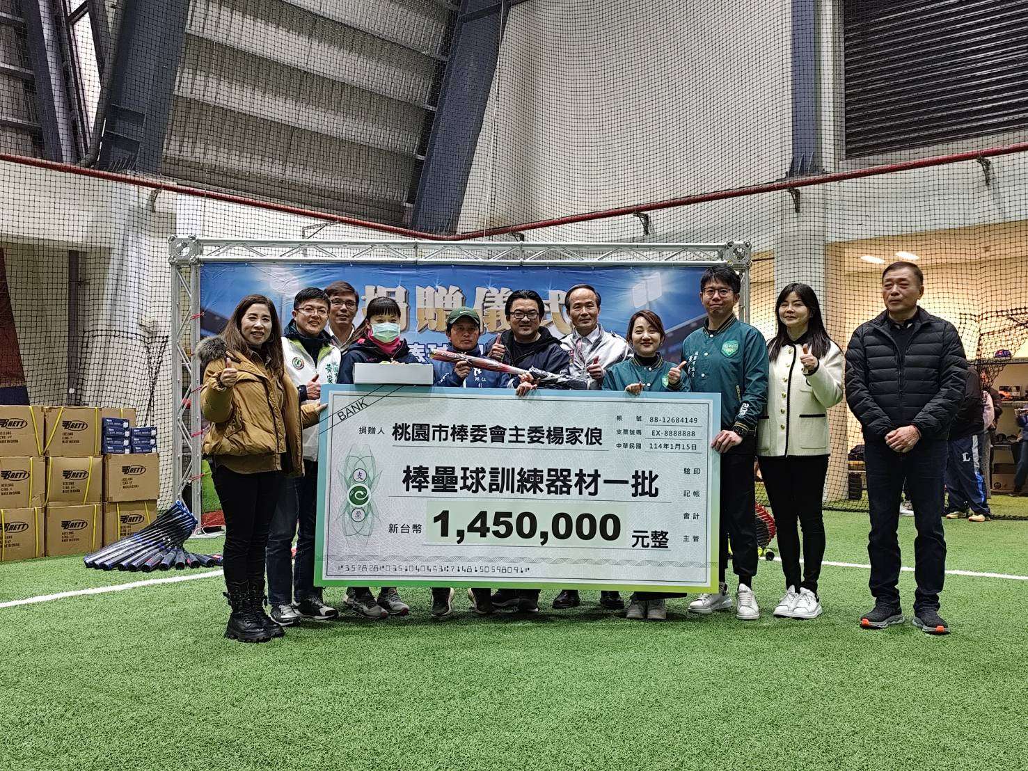 「桃園棒球教父」張滄彬自掏腰包支持清寒學生打球 職棒球星到場見證 1022811 0 0