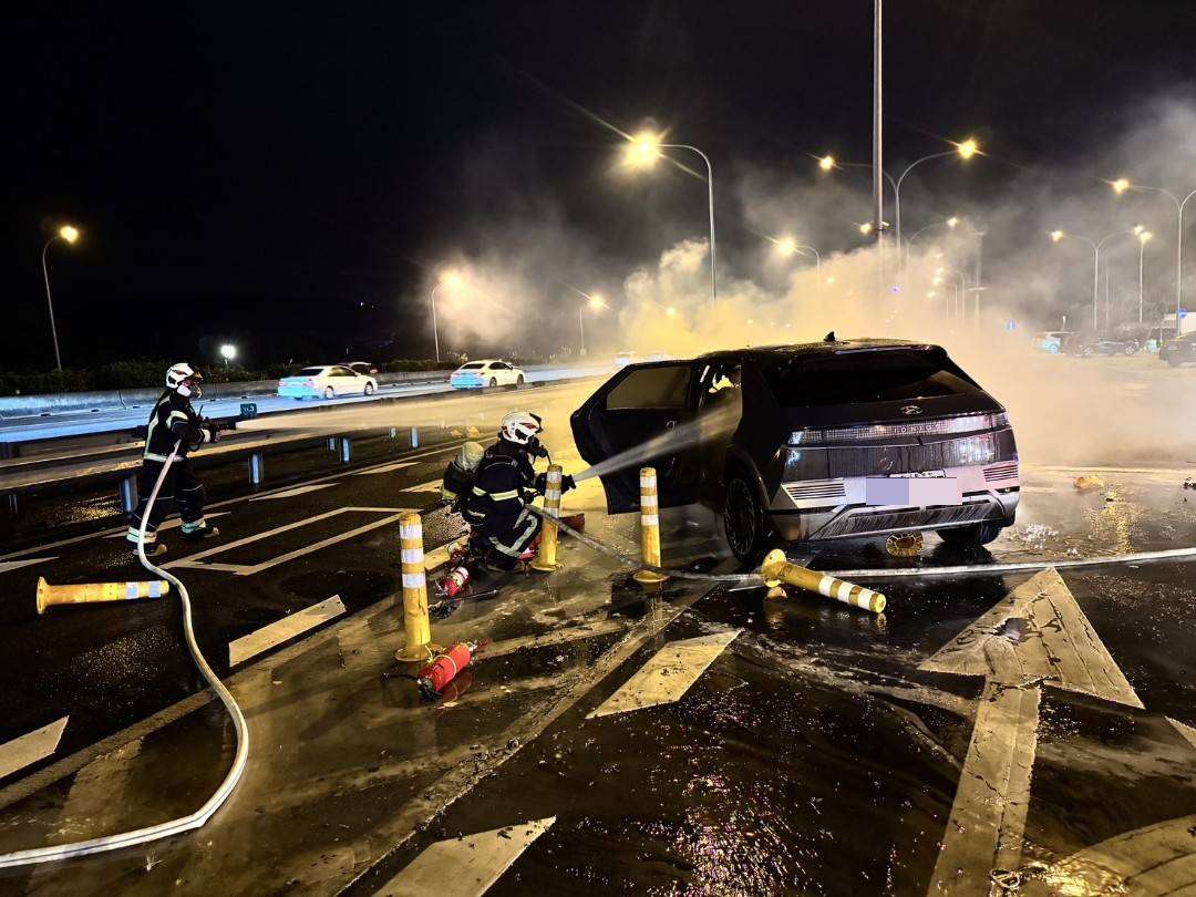 【有片】國1楊梅休息站自撞8人困車內 警民英勇救援畫面曝 1566317 1