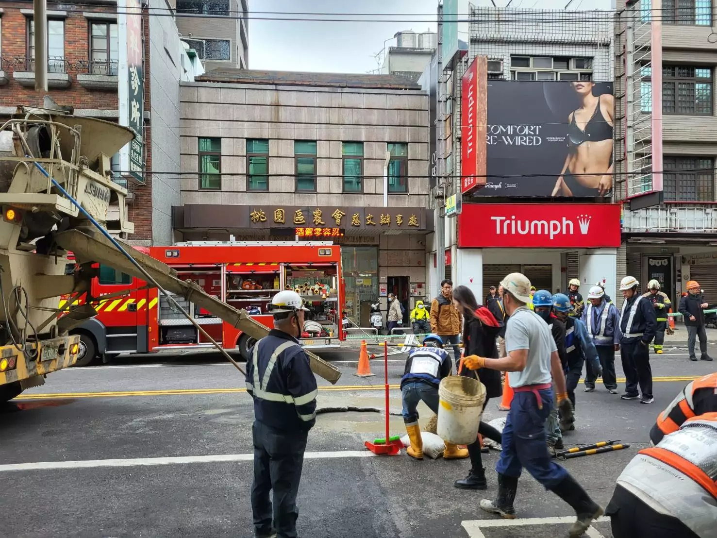 桃園區中正路出現天坑冒煙 上班時間緊急封路釀塞車 1574932