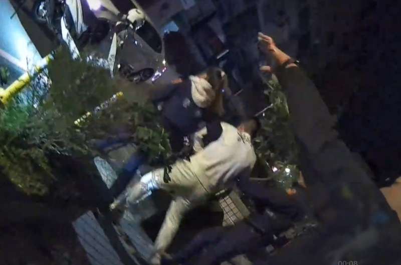 【有片】醉男酒後失控與女友起口角 旁人勸阻打成一團 1735795823447