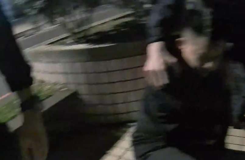 【有片】醉男酒後失控與女友起口角 旁人勸阻打成一團 1735795968693