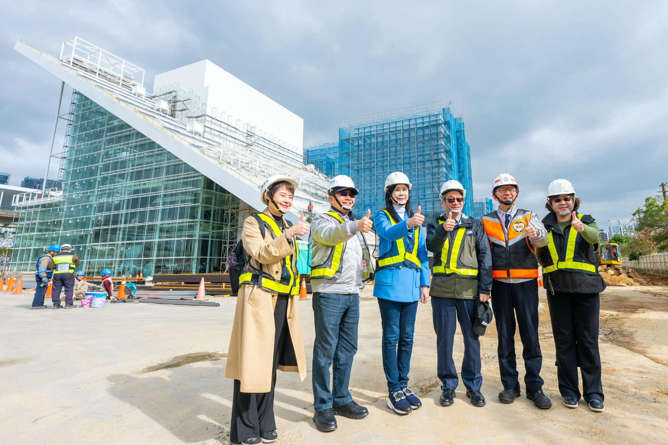 中央、地方會勘桃美館工程進度 力拼明年3月完工 2 王副市長和今日出席貴賓合影 scaled