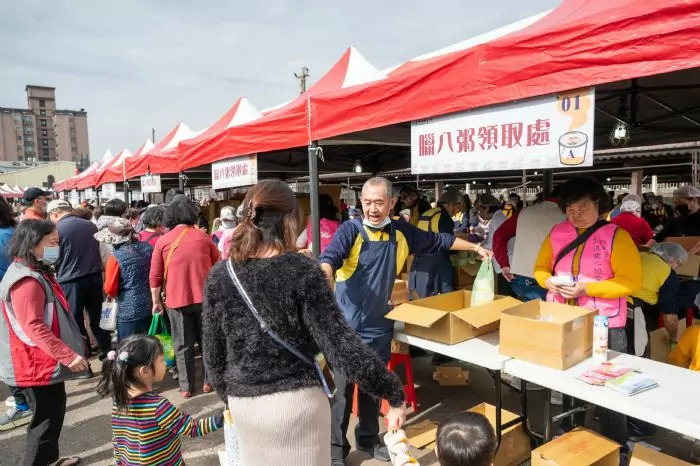 佛光山桃園講堂慶祝法寶節 發放臘八粥結緣 佛光山桃園講堂慶祝法寶節 發放臘八粥結緣