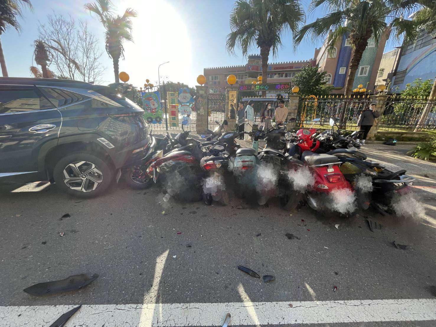 【有片】扯!6旬婦開車衝撞11車逃逸 肇事原因曝光 2047843 0