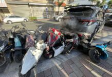 【有片】扯!6旬婦開車衝撞11車逃逸 肇事原因曝光