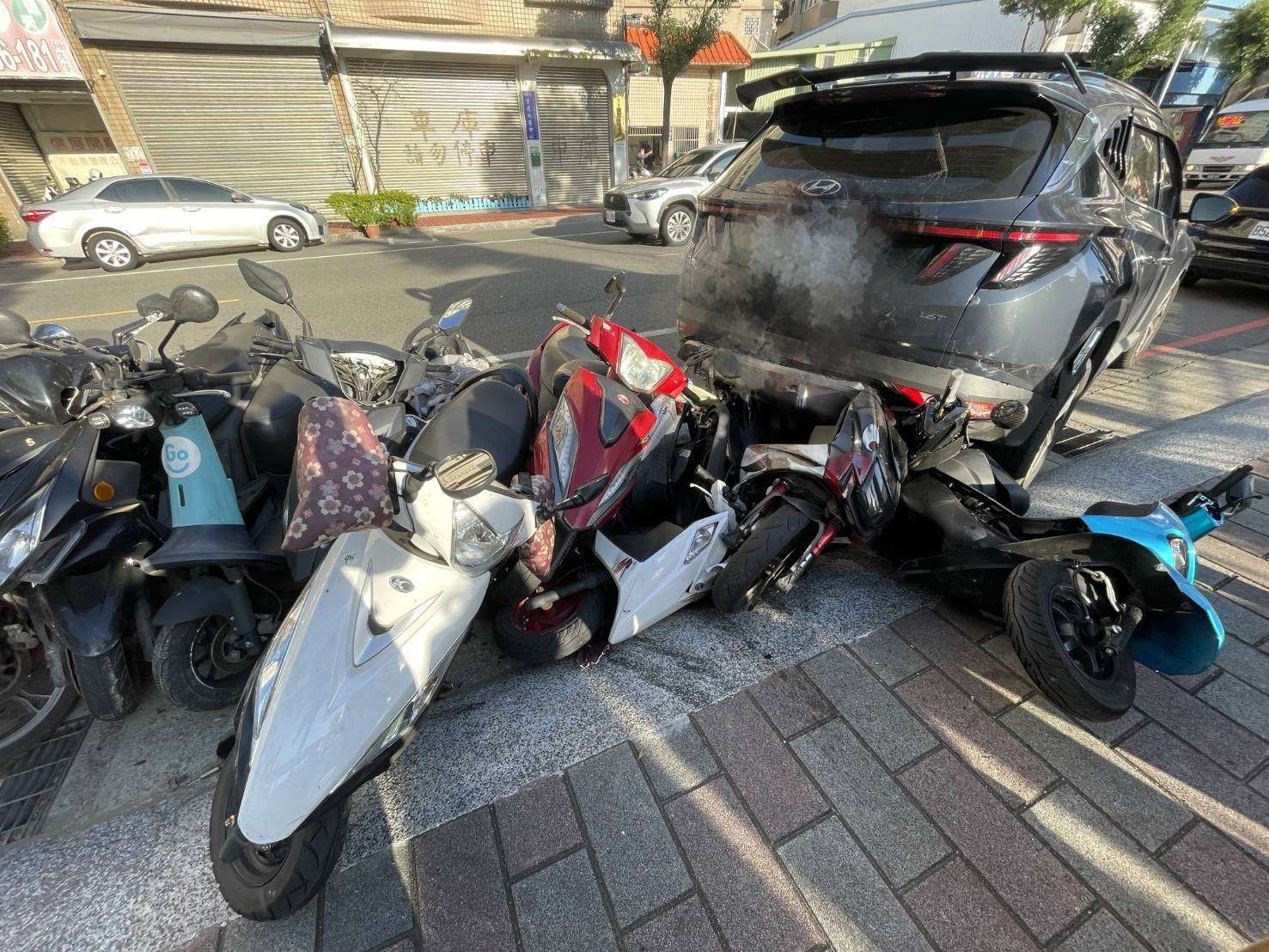 【有片】扯!6旬婦開車衝撞11車逃逸 肇事原因曝光 2047844 0