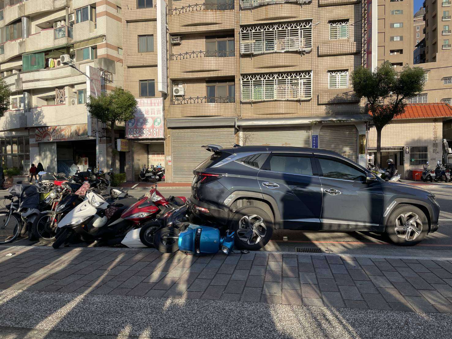 【有片】扯!6旬婦開車衝撞11車逃逸 肇事原因曝光 2047846 0
