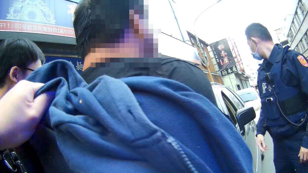 【有片】警巡邏查違停車 逮獲通緝犯險掀肢體衝突 2049034 0