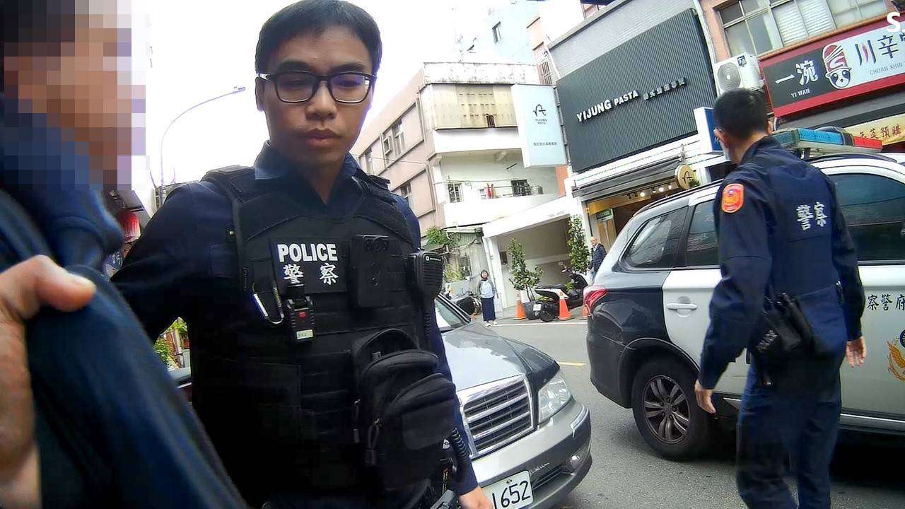 【有片】警巡邏查違停車 逮獲通緝犯險掀肢體衝突 2049035 0