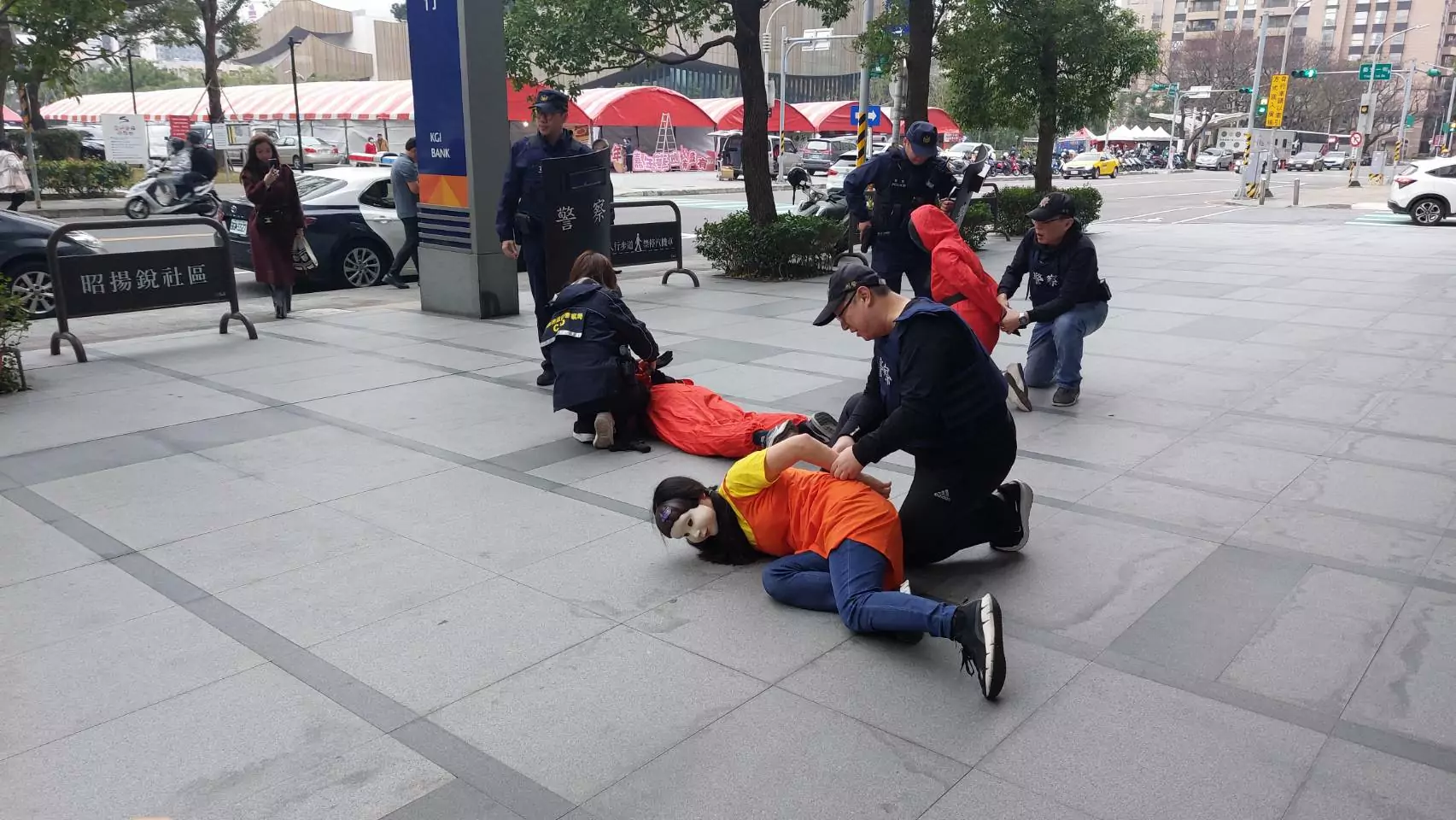 【有片】強化民眾防搶意識 桃警逼真演練「英熙娃娃」吸睛 【有片】強化民眾防搶意識 桃警逼真演練「英熙娃娃」吸睛