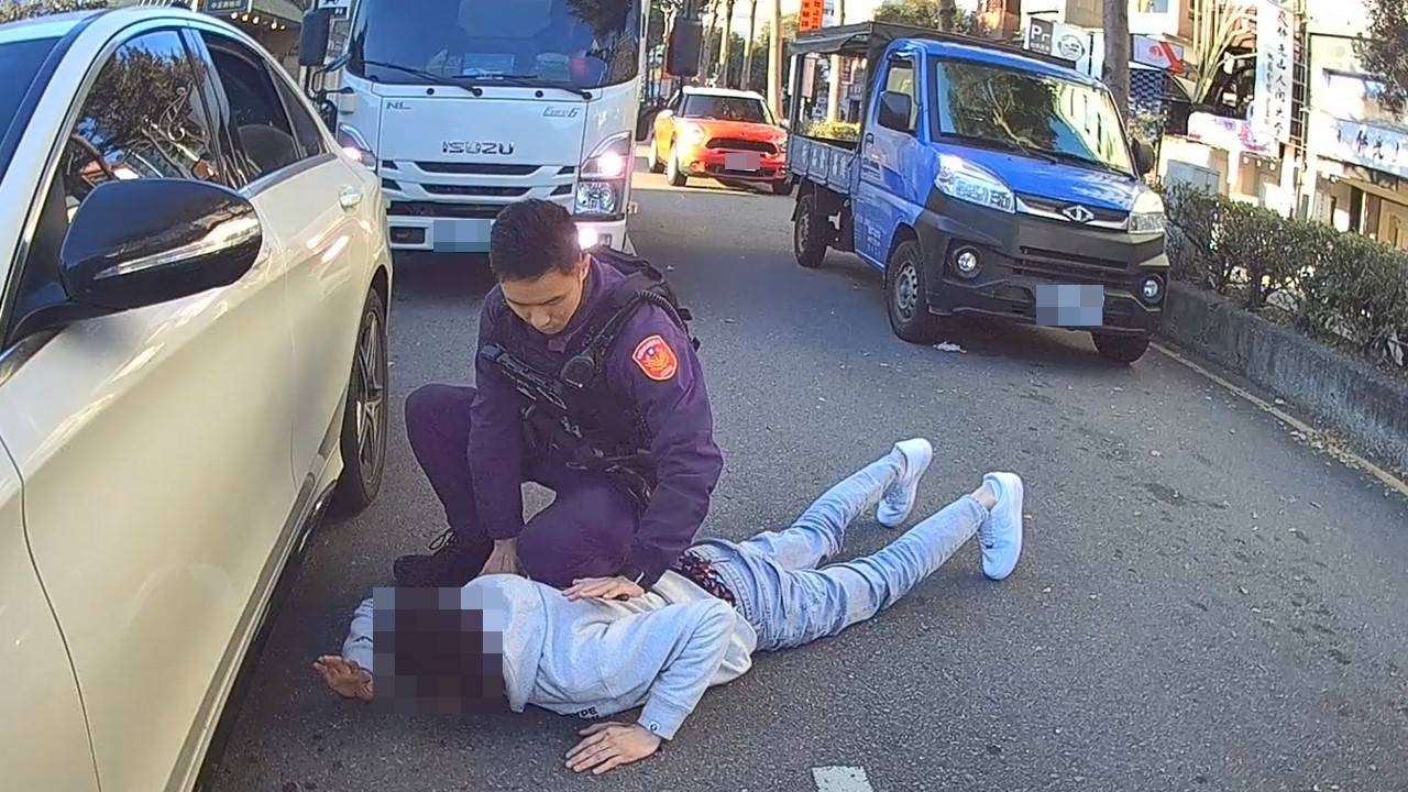 【有片】車手遭逮同夥駕車逃 桃警紅燈攔截拔槍抓人 2056512 0