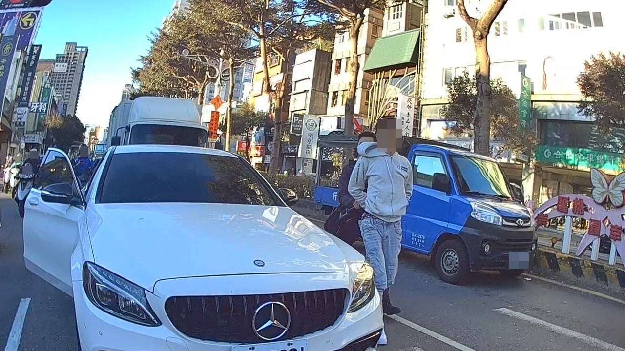【有片】車手遭逮同夥駕車逃 桃警紅燈攔截拔槍抓人 2056513 0