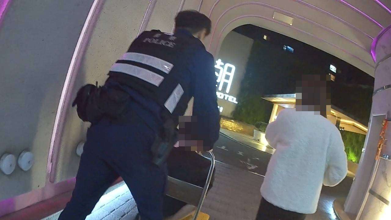 【有片】難逃!男子背三條通緝跳窗仍被逮 員警「推」回派出所 2059840 0