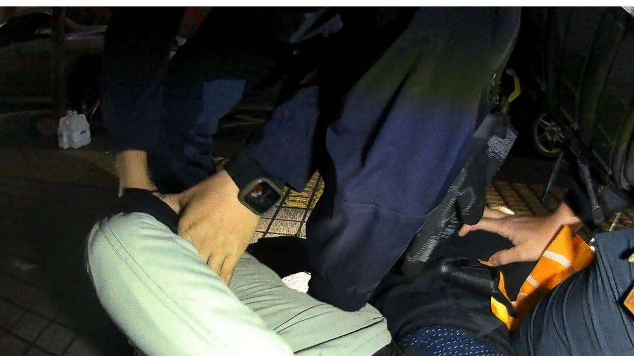 男子街頭與人爭執竟亮槍恐嚇 被逮後冤喊:以為她罵我 2065781 0