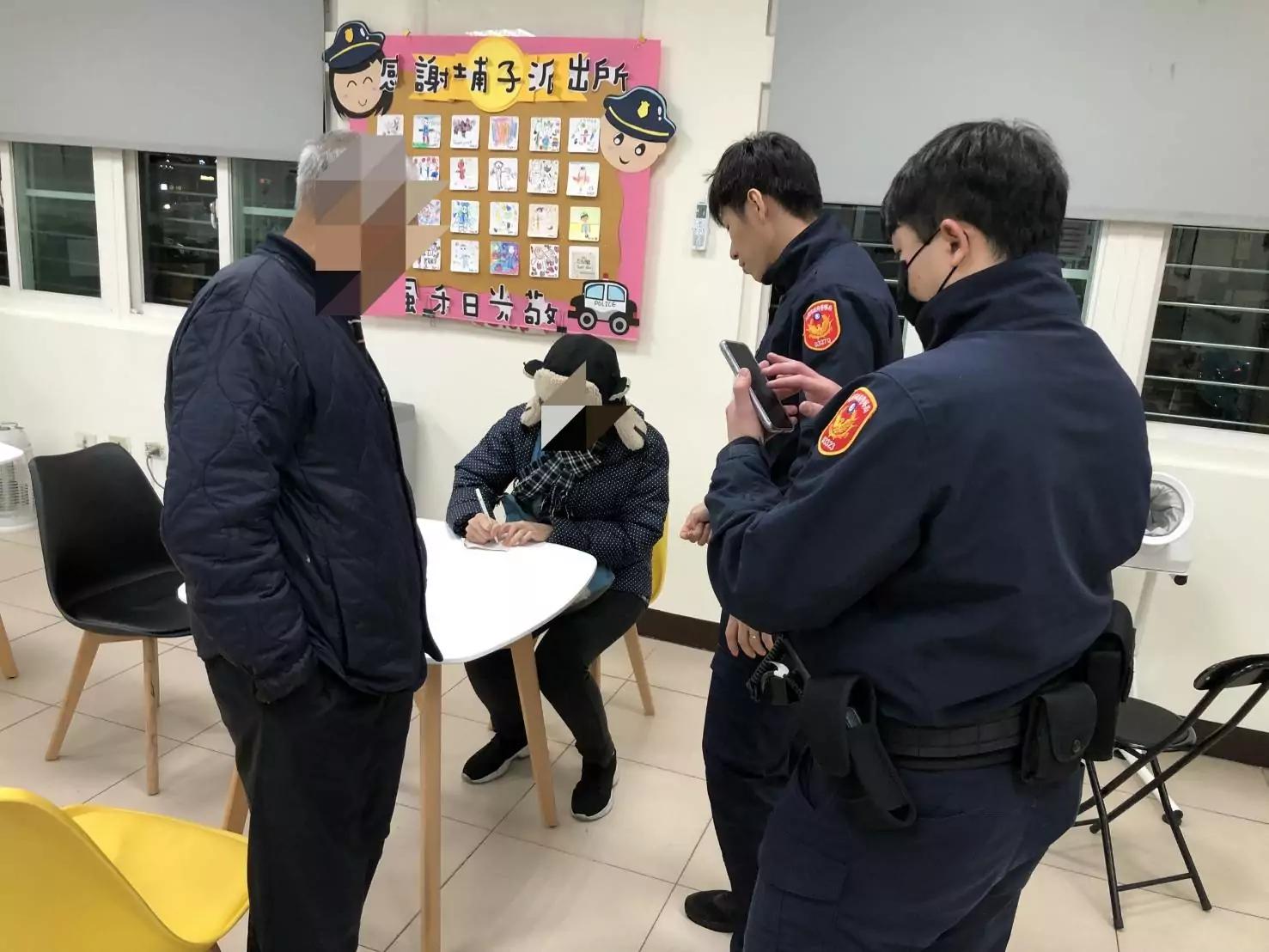 8旬翁返家迷途好無助 桃園警暖心推車解圍 8旬翁返家迷途好無助 桃園警暖心推車解圍