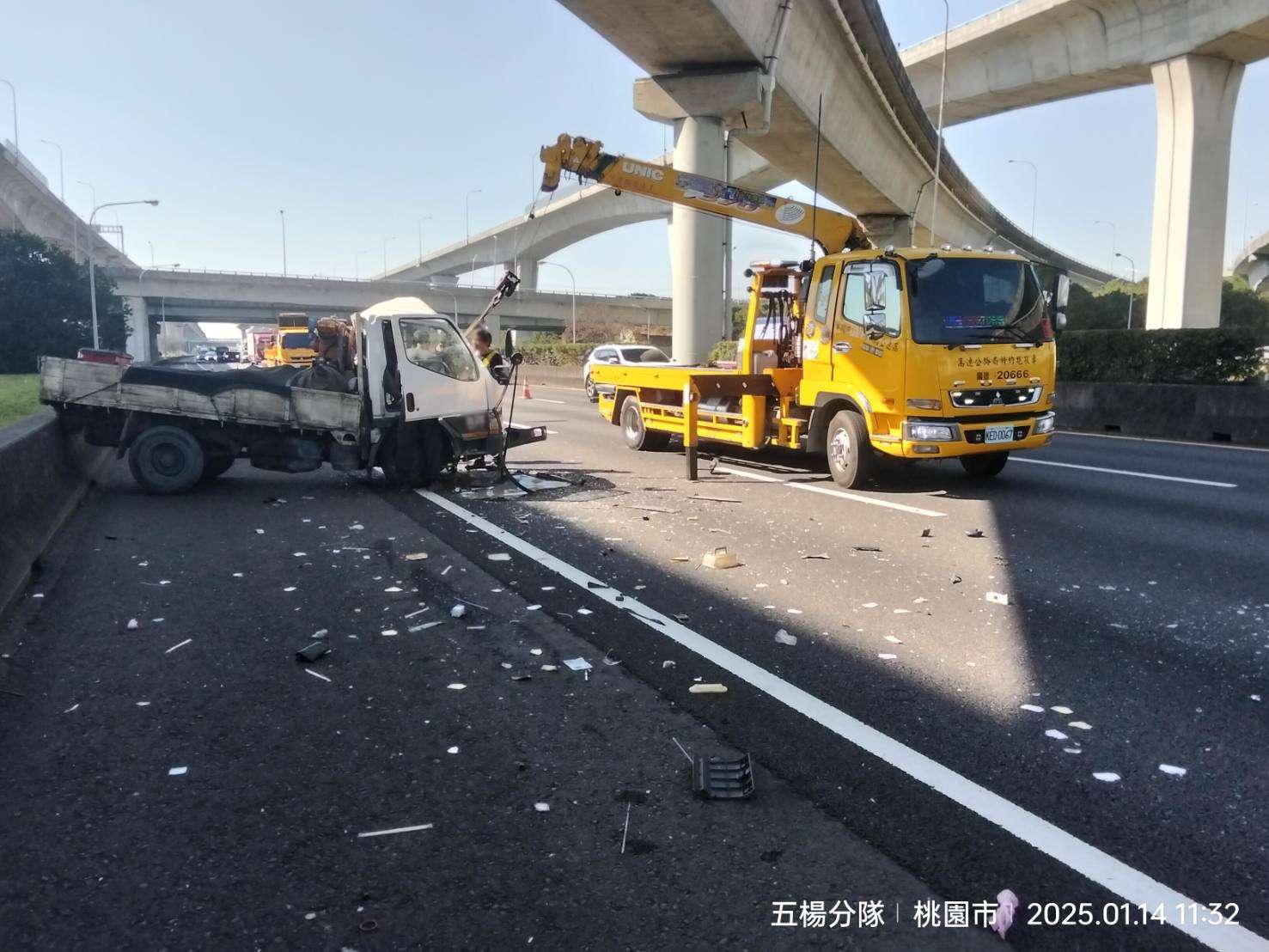 小貨車國1機場系統路段撞2車 駕駛一度受困 2142 0
