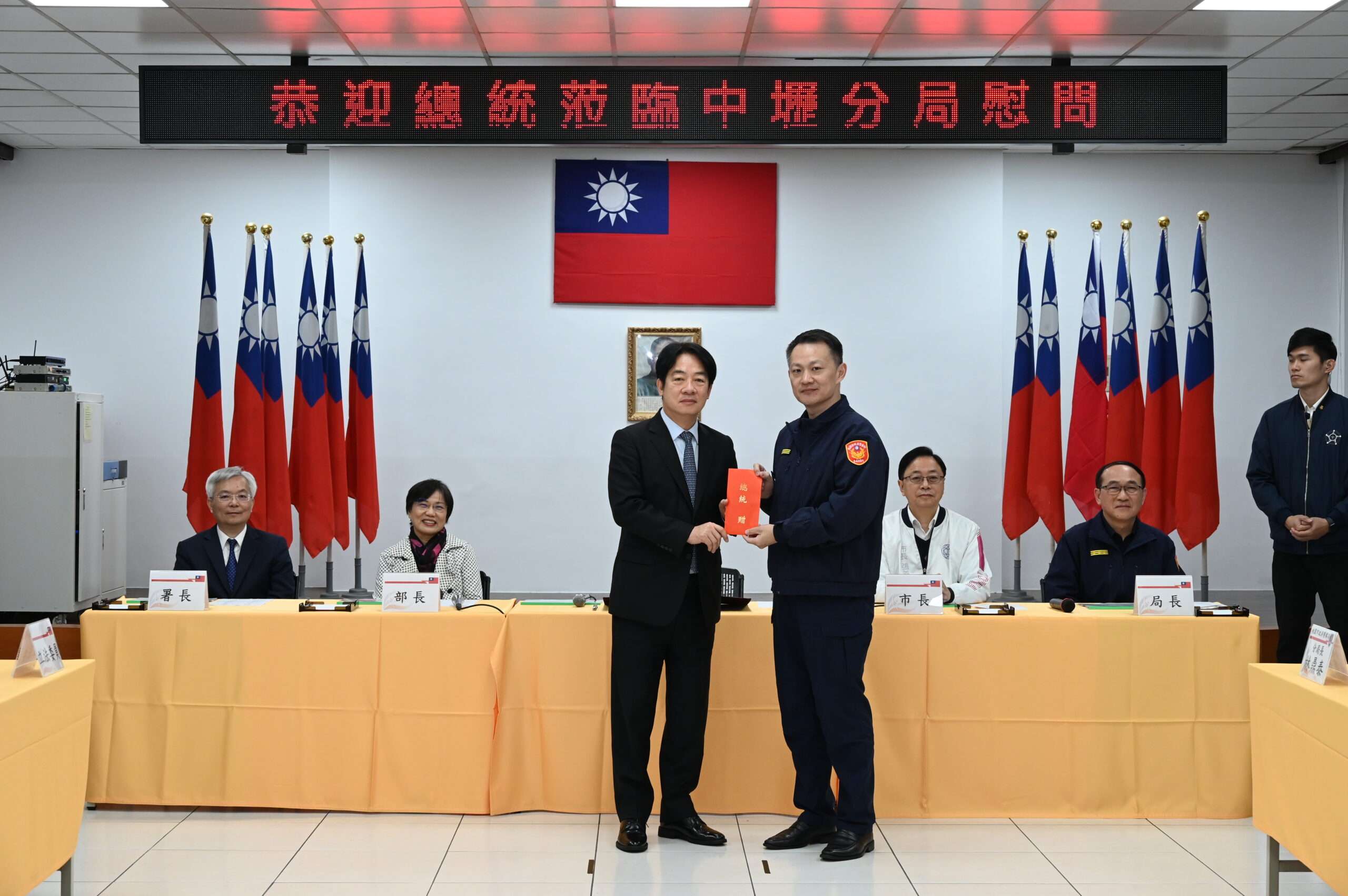 賴清德慰問中壢警頒加菜金 送上春節祝福與員警親切自拍 238272 0 scaled