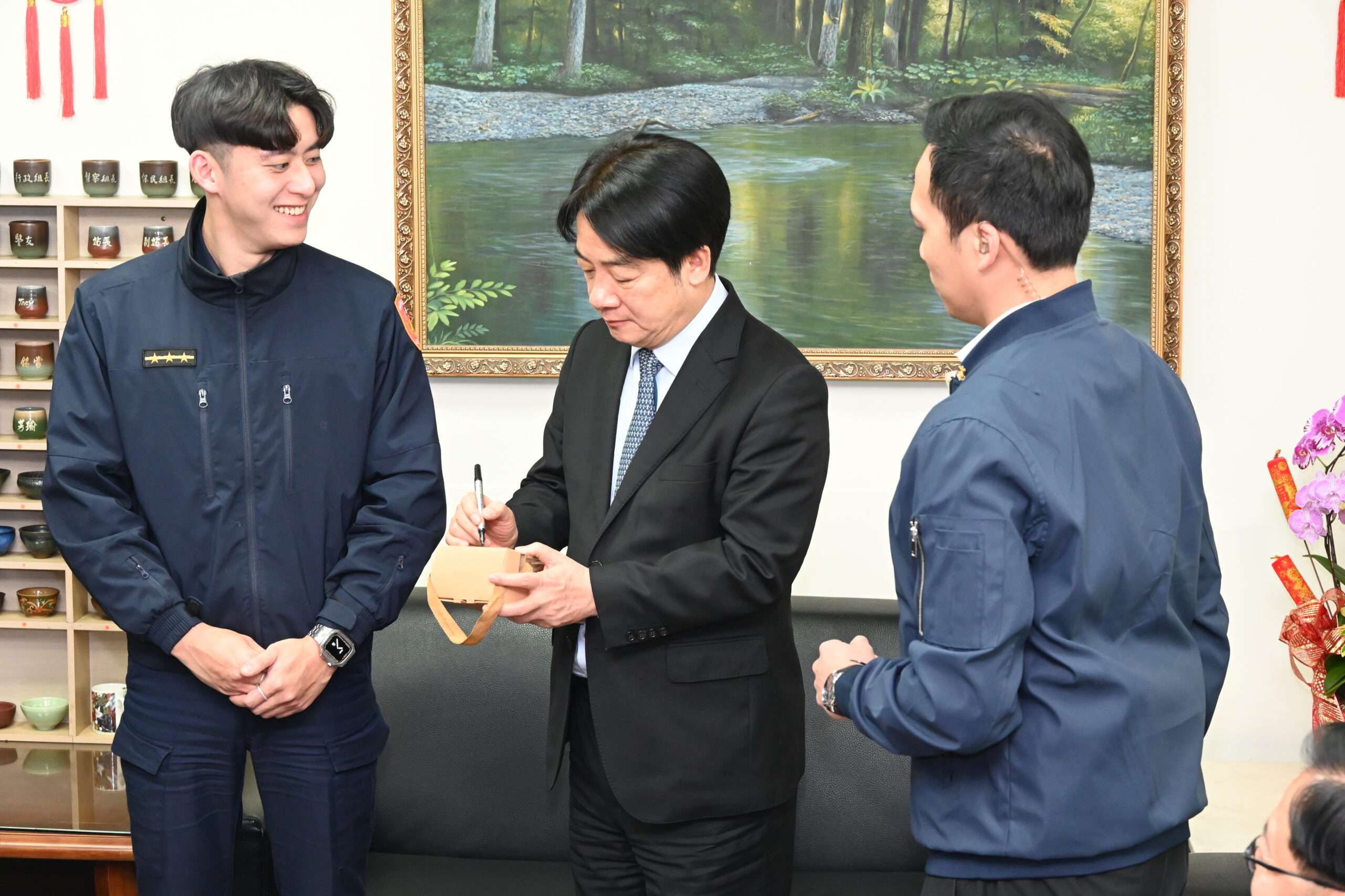 賴清德慰問中壢警頒加菜金 送上春節祝福與員警親切自拍 238279 scaled