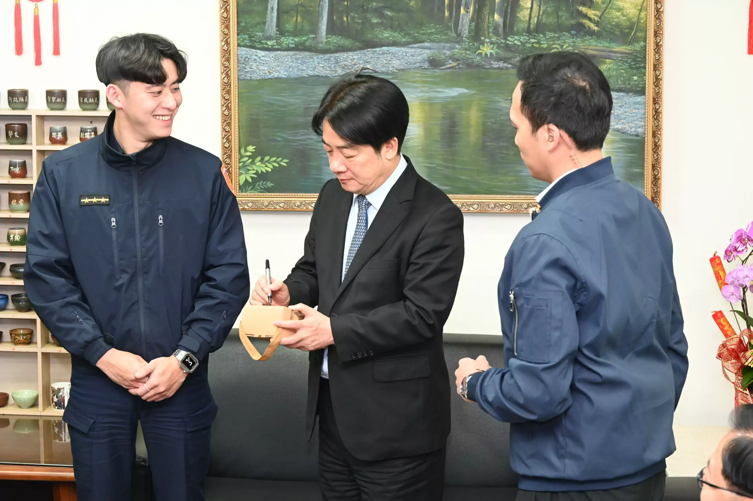 賴清德慰問中壢警頒加菜金 送上春節祝福與員警親切自拍 238279 scaled