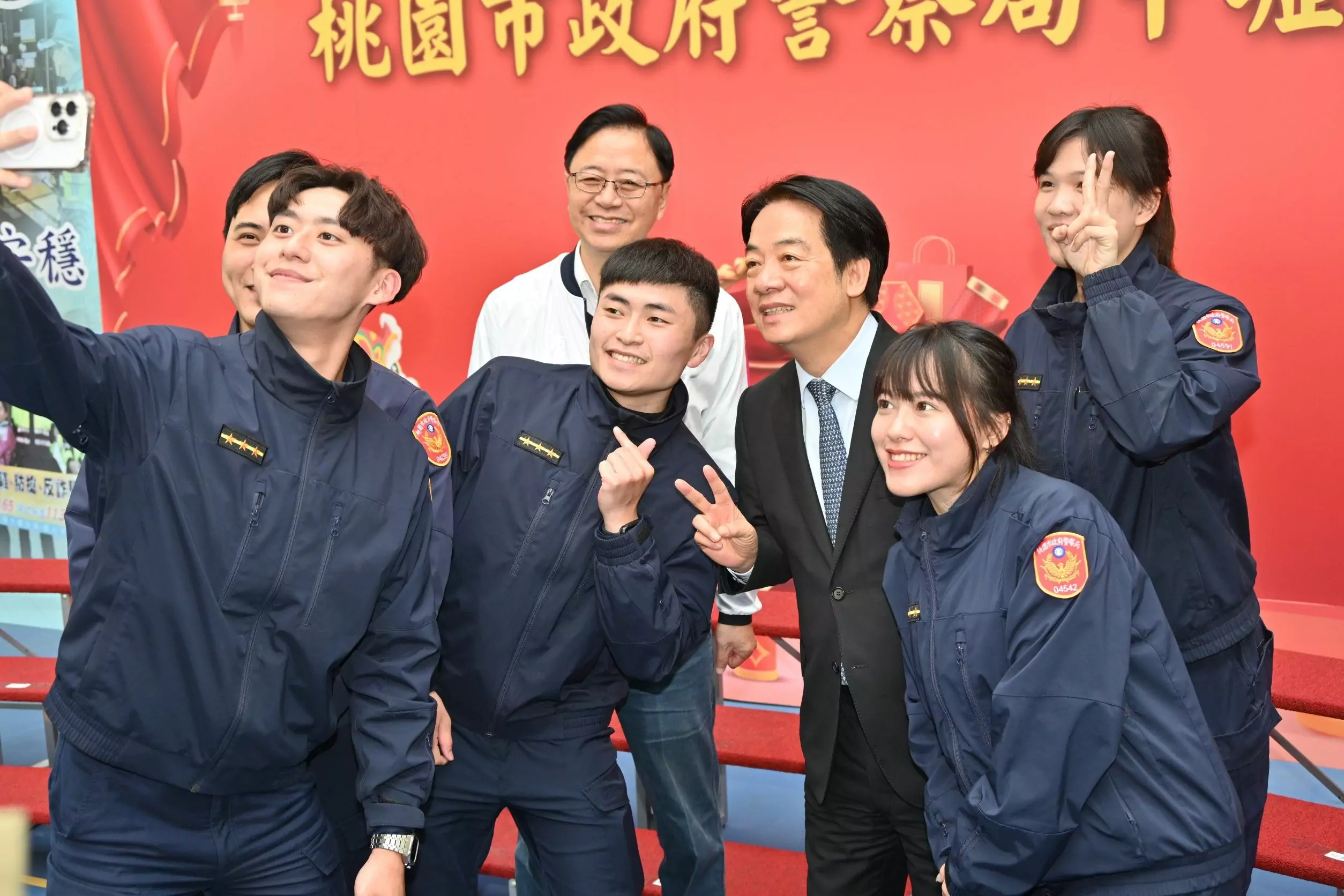 賴清德慰問中壢警頒加菜金 送上春節祝福與員警親切自拍 賴清德慰問中壢警頒加菜金 送上春節祝福與員警親切自拍