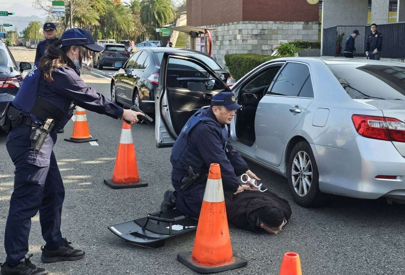 年關前強化銀行自我防護能力 龍潭警防搶演練超逼真 2494403